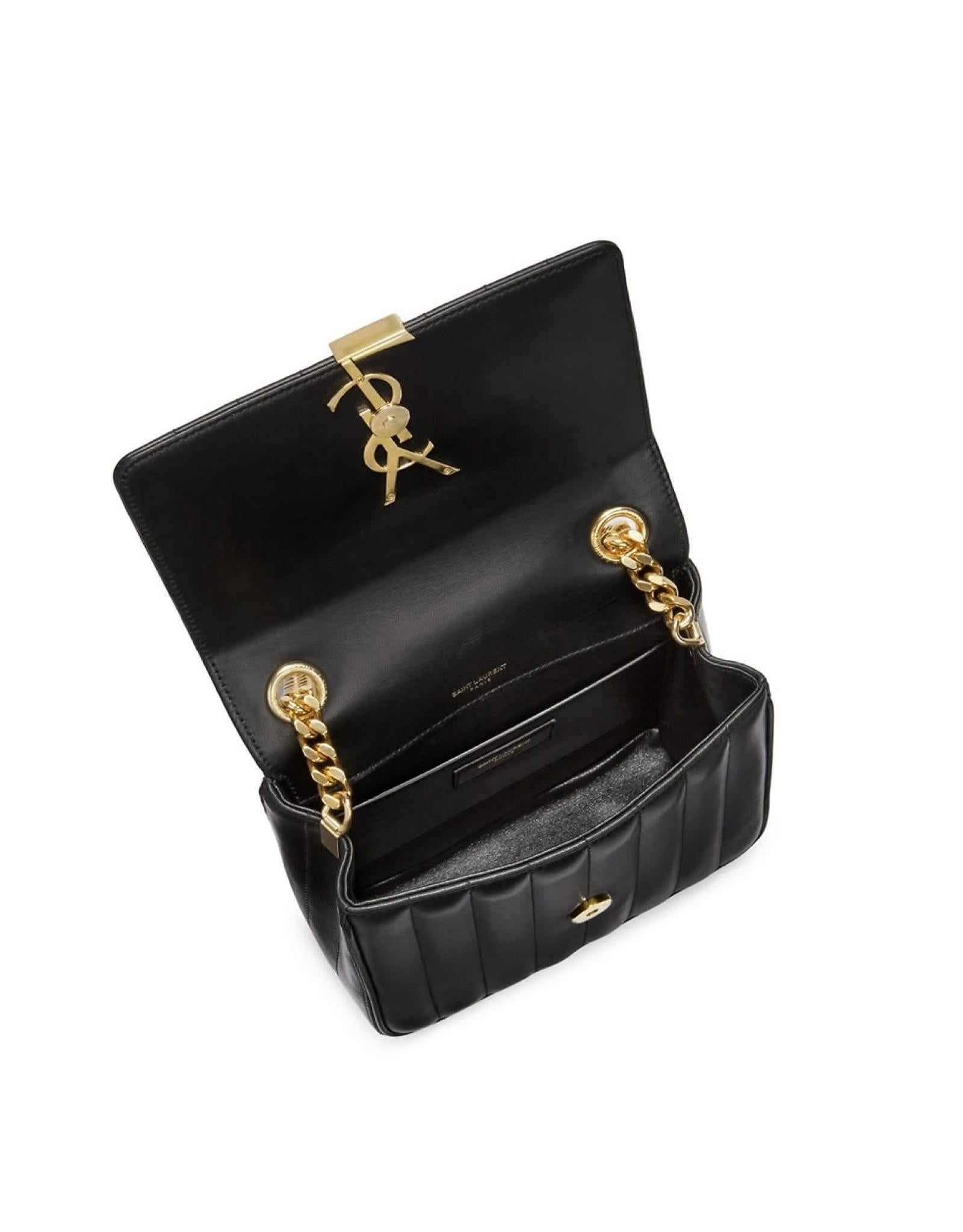 Diese Saint Laurent Tasche ist aus schwarzem Leder mit Matelassé-Nähten gefertigt und verfügt über das ikonische goldfarbene Logo, eine Klappe mit Druckknopfverschluss, goldfarbene Hardware, ein Innenfach und ein Stofffutter.

FARBE: