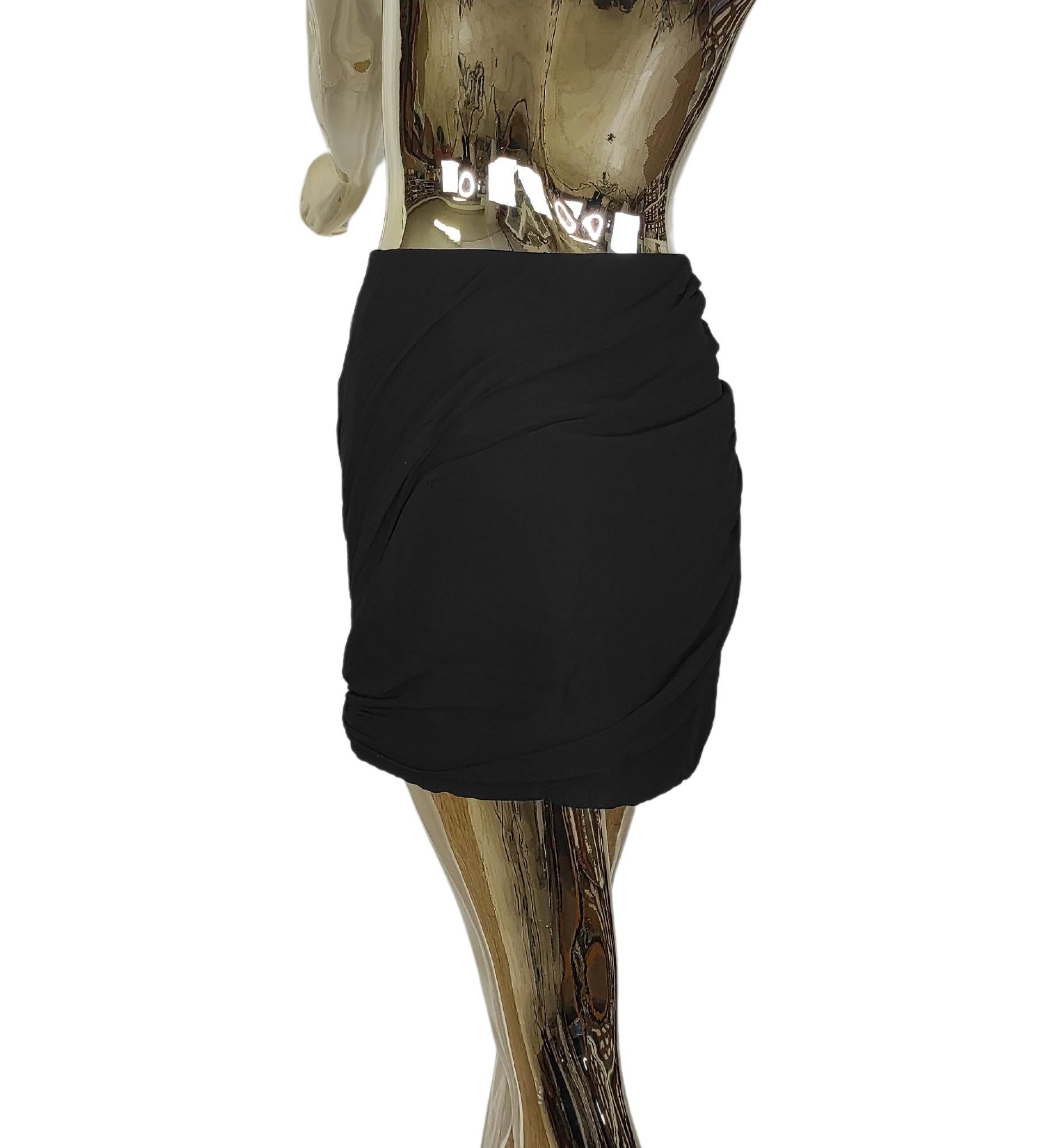 Mini jupe Saint Laurent
Laine et soie
Fermeture à glissière latérale

Taille 38 FR
Mesures :
taille 66 cm - 26 in
hanches 90 cm - 35.5 in
longueur 40 cm - 15.5 in

Excellentes conditions
Signes mineurs d'utilisation