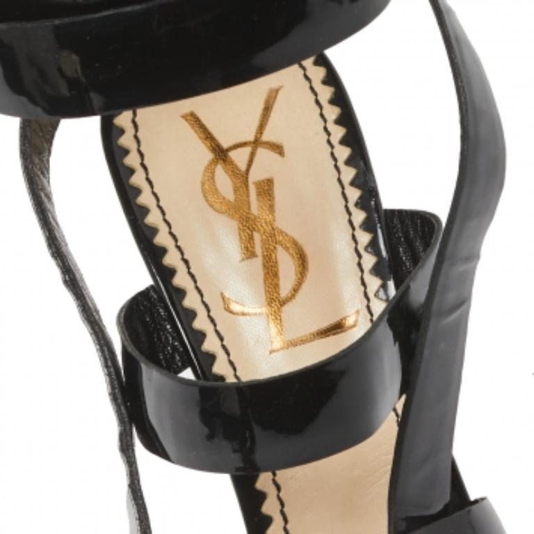 Saint Laurent Sandali alla caviglia in vernice nera misura 37 In condizioni buone in vendita a Dubai, Al Qouz 2