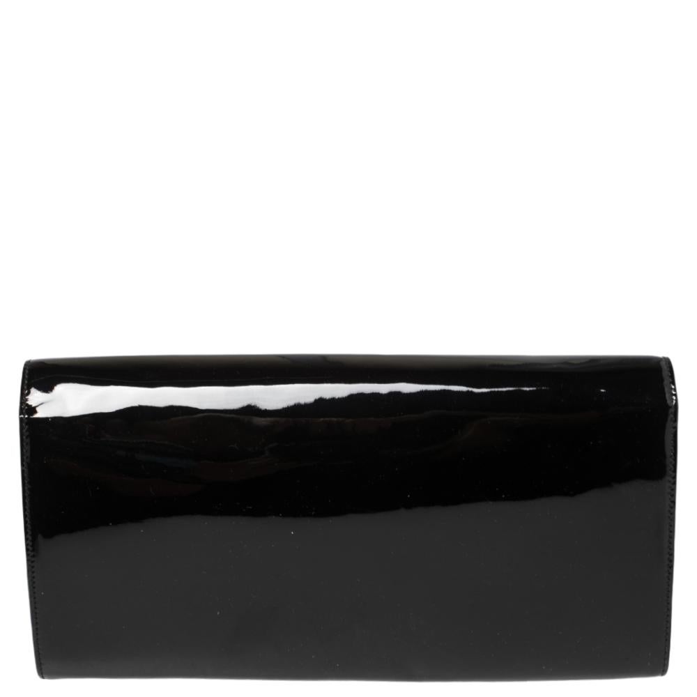 Meticulously crafted from patent leather, this Saint Laurent Kate clutch exudes just the right amount of sophistication. The clutch features a gold-tone YSL logo with a tassel on the front flap and a suede-lined compartment to store all your party