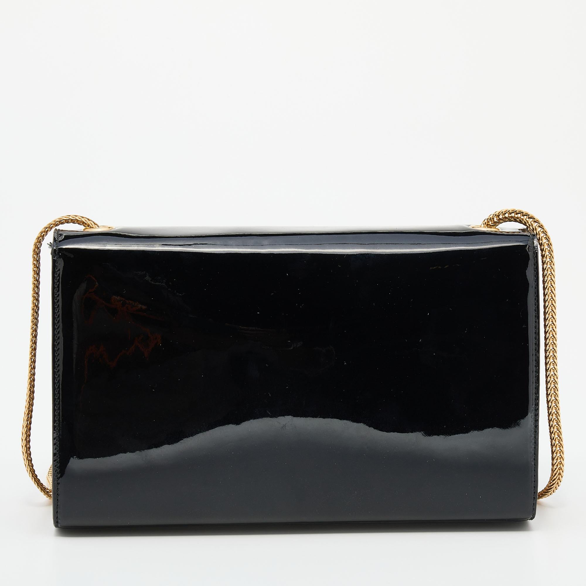 Un compagnon charmant pour votre prochaine soirée, ce sac Saint Laurent Kate est un design bien fait. Il peut être porté de manière chic avec la bandoulière en chaîne, et le sac reçoit une mise à jour luxueuse avec la signature de la marque sur le