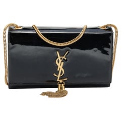 Saint Laurent - Sac à bandoulière Kate en cuir verni noir à pompons, taille moyenne