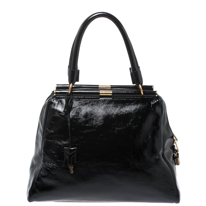 You can surely count on this lovely Majorelle satchel by Saint Laurent Paris for an all-time statement look. Crafted from patent leather, it features a sleek structured design with two metal frame rods on the top. It features a Y luggage tag, a