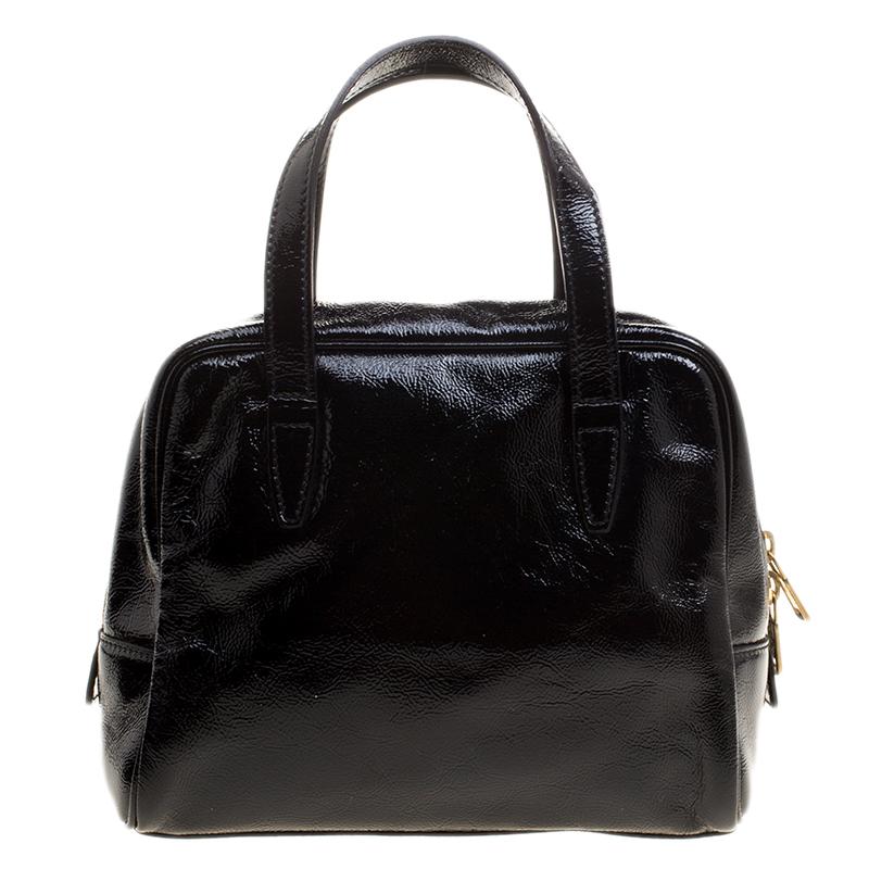 Crafted with a versatile, black patent leather body, this Saint Laurent bag is every bit stylish. It comes with a dual zippered main compartment and fitted with two flat top handles. The spacious interior can easily fit all your everyday essentials.