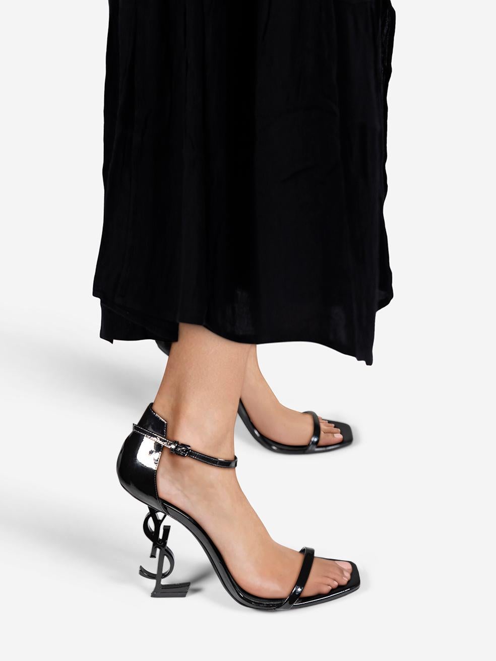 El ESTADO es Muy bueno. Las sandalias presentan un desgaste mínimo. Abrasión en el talón y en la suela de ambos zapatos de este artículo de segunda mano de la marca Saint Laurent. Este par de zapatos viene en las bolsas de polvo y la caja