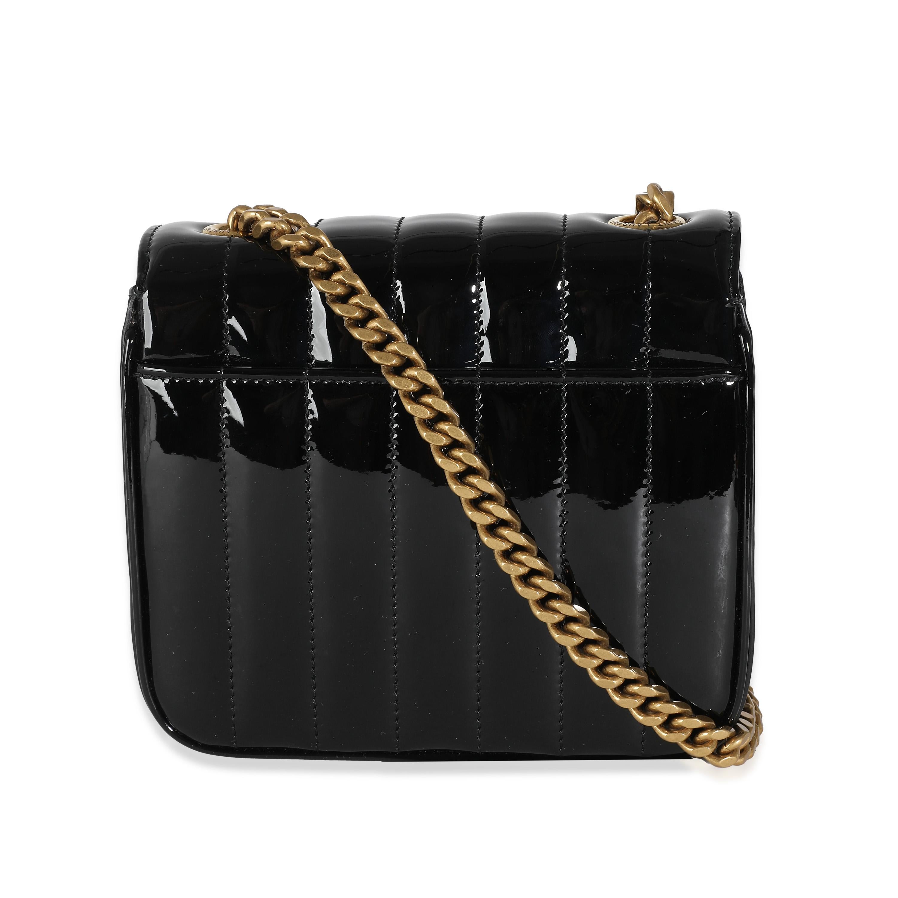 Titolo dell'elenco: Saint Laurent Borsa a catena piccola Vicky in vernice nera
SKU: 147202
Condizioni: Usato 
Condizioni della borsa: Molto buono
Commenti sulle condizioni: L'articolo è in ottime condizioni con lievi segni di usura.  Graffi lungo la