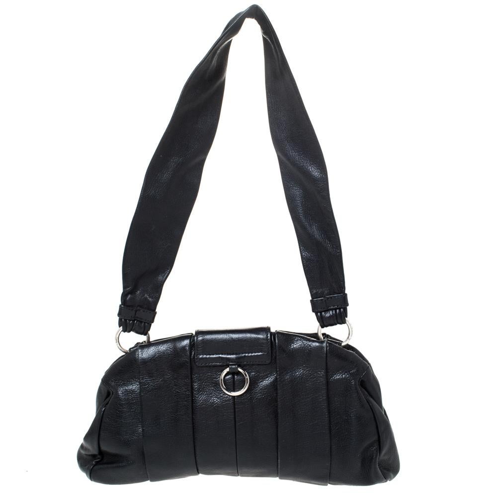 This Saint Laurent creation is stunning and is perfect for day dressing. Crafted from quality leather, it has a black exterior and comes with pleat detailing. The front has a 'lips' motif that adds a hint of playfulness. It is styled with a wide