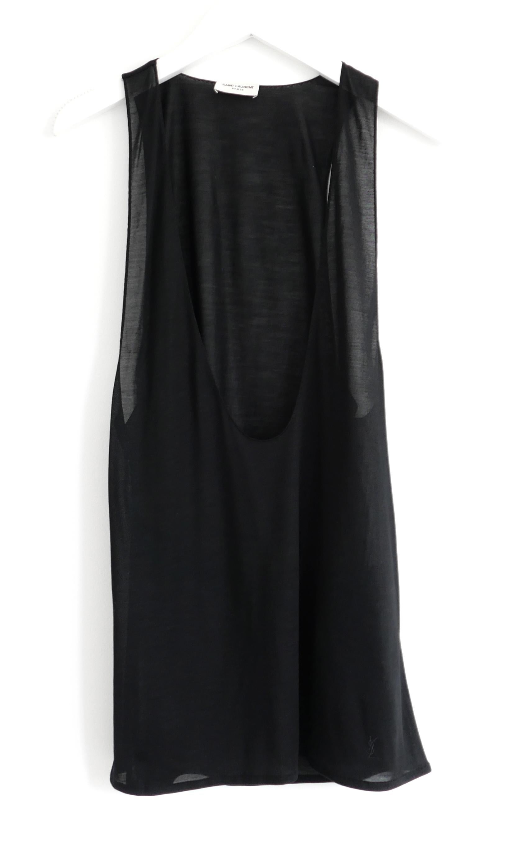 Top gilet à col plongeant noir classique et luxueux Saint Laurent de la Collection Lux 2023 - présenté dans plusieurs looks de défilé. Acheté pour 650 livres sterling et jamais porté. Confectionnée en jersey de soie finement tricoté et très fluide,
