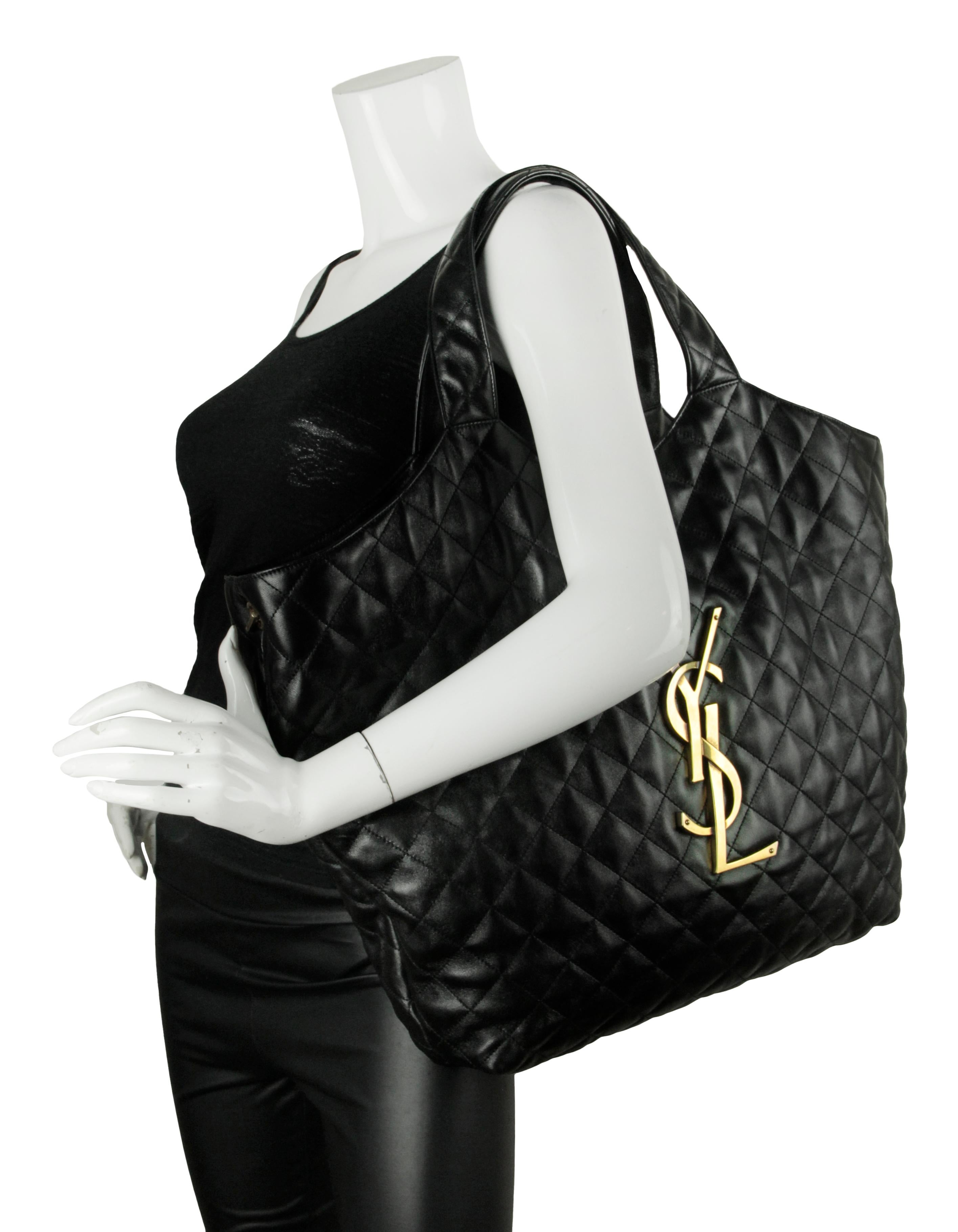Sac cabas Icare Maxi en cuir matelassé noir de Saint Laurent. Comprend une pochette en cuir zippée. Peut être porté large ou avec les côtés fermés

Fabriqué en : Italie
Couleur : Noir
Quincaillerie : Pierre dorée antique
MATERIAL : Cuir d'agneau