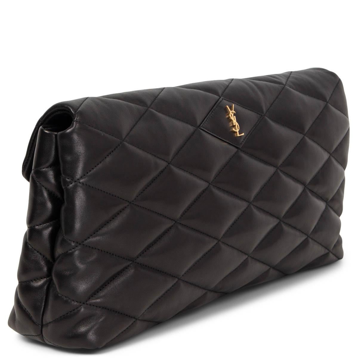 Welcome to LUX  Authentic Designer Consignment in Zurich.

100% authentic Saint Laurent Sade Puffer Envelope clutch in black smooth quilted lamb leather. Opens with a magnetic-tab fastening under the flap and is lined in black calfskin with a zip