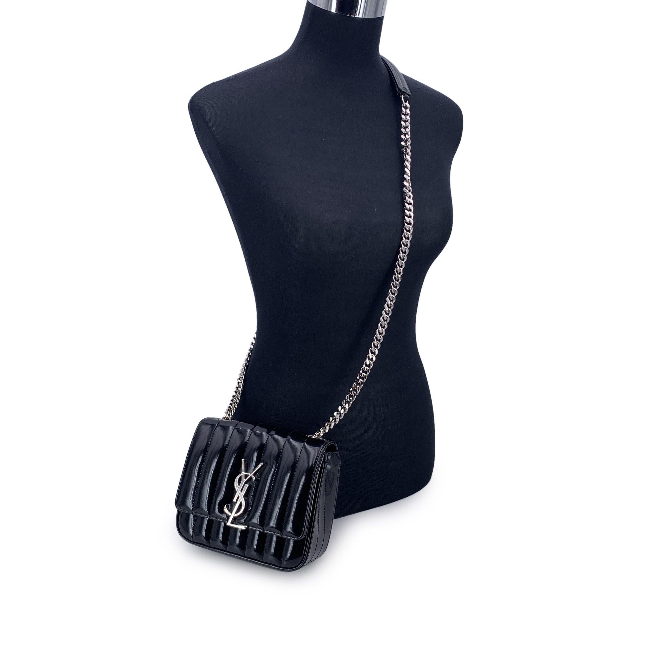 Questa bellissima borsa sarà accompagnata da un certificato di autenticità fornito da Entrupy. Il certificato verrà fornito senza alcun costo aggiuntivo. Eleganza senza sforzo di Saint Laurent, la Small 'Vicky' Crossbody Bag in vernice nera