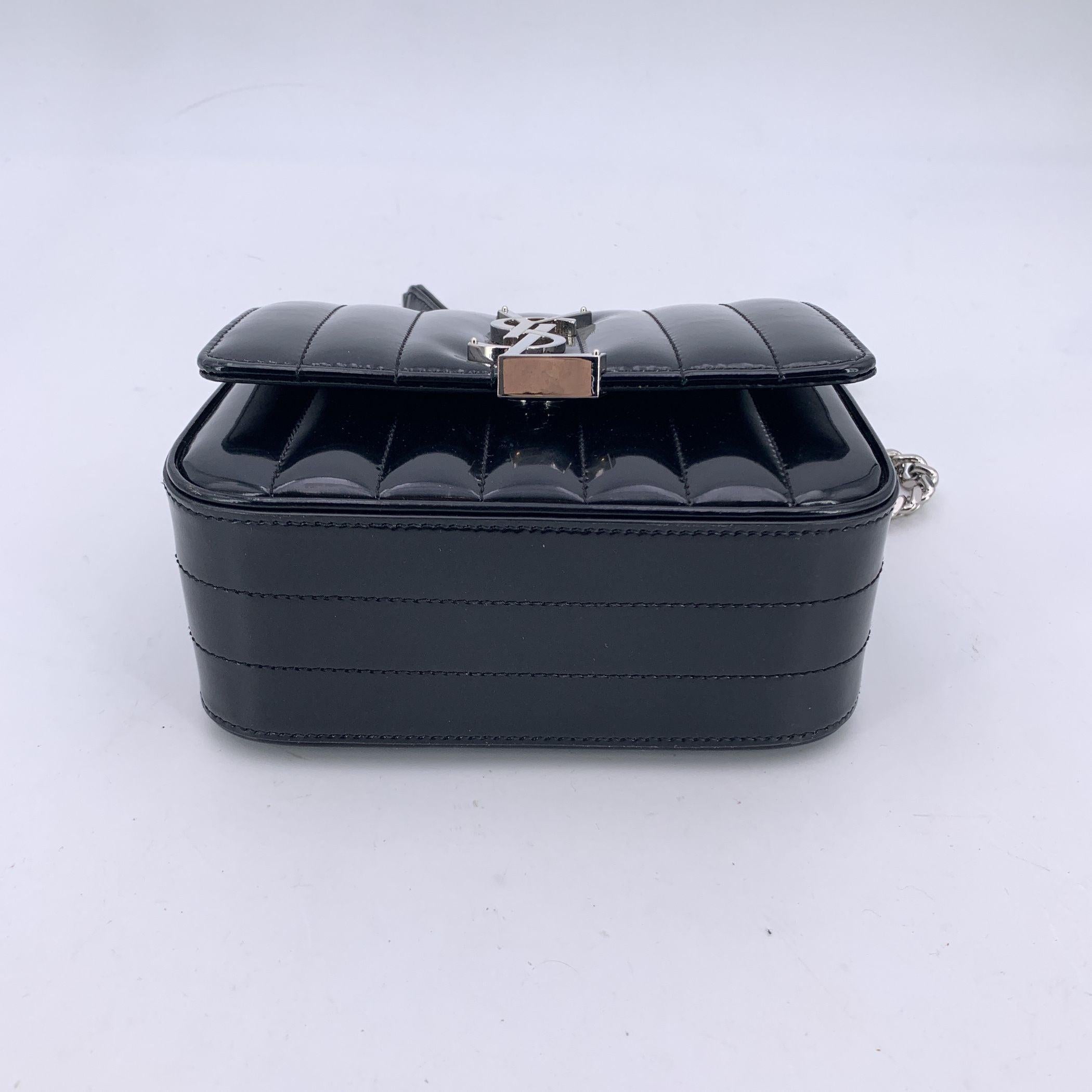 Saint Laurent Borsa a tracolla piccola Vicky in pelle verniciata trapuntata nera In condizioni ottime in vendita a Rome, Rome