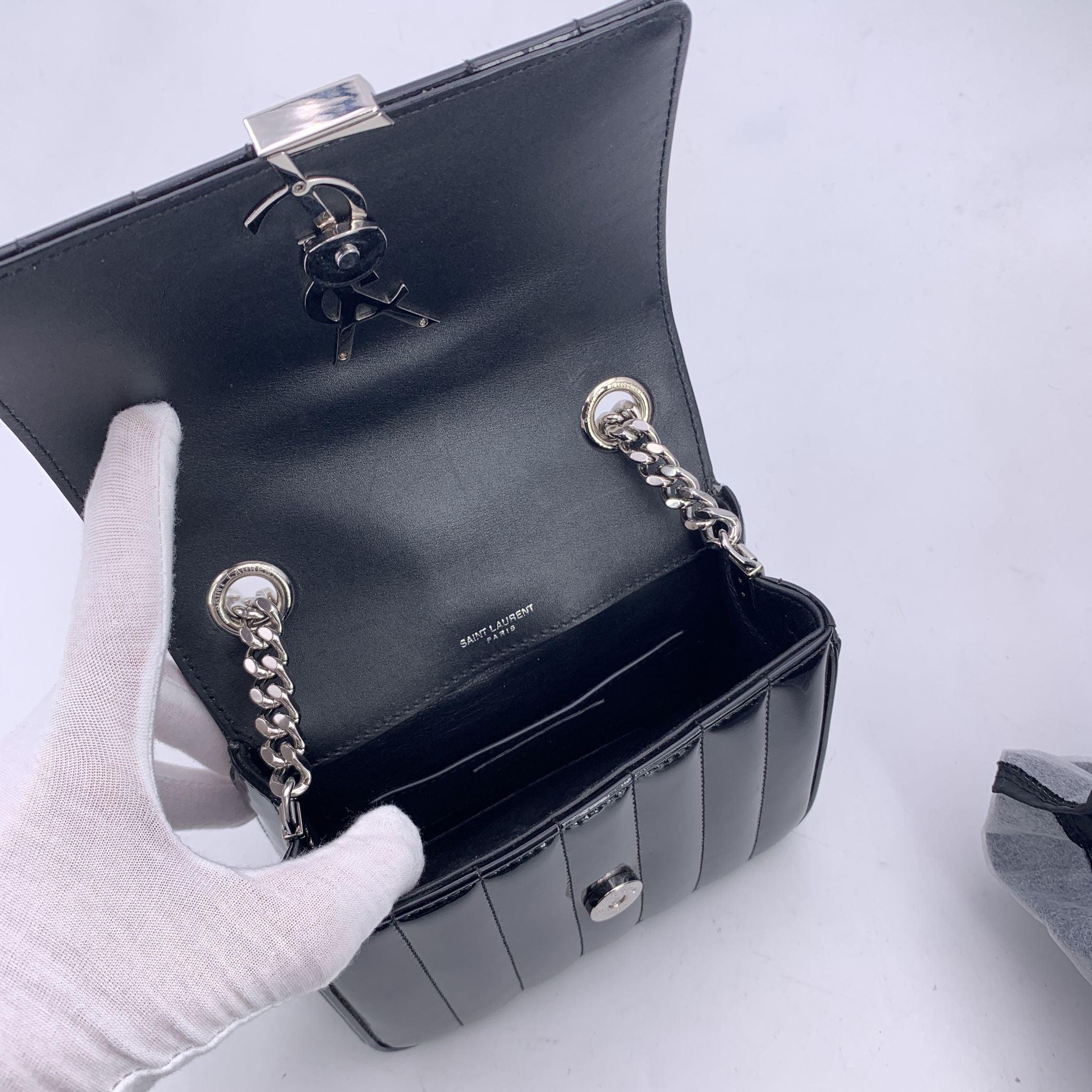 Donna Saint Laurent Borsa a tracolla piccola Vicky in pelle verniciata trapuntata nera in vendita