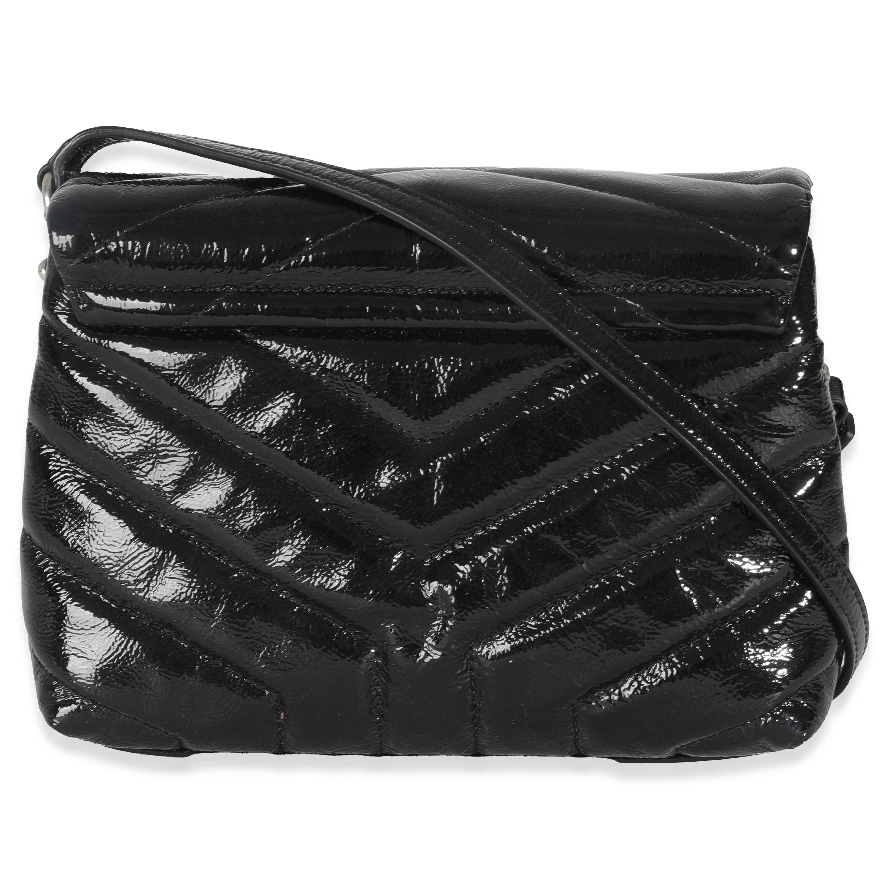 Titolo dell'elenco: Saint Laurent Loulou nera in vernice trapuntata
SKU: 147010
Condizioni: Usato 
Descrizione delle condizioni: Chiamata così in onore di Loulou de la Falaise, la borsa Loulou di Saint Laurent è un'ode a una delle più grandi muse