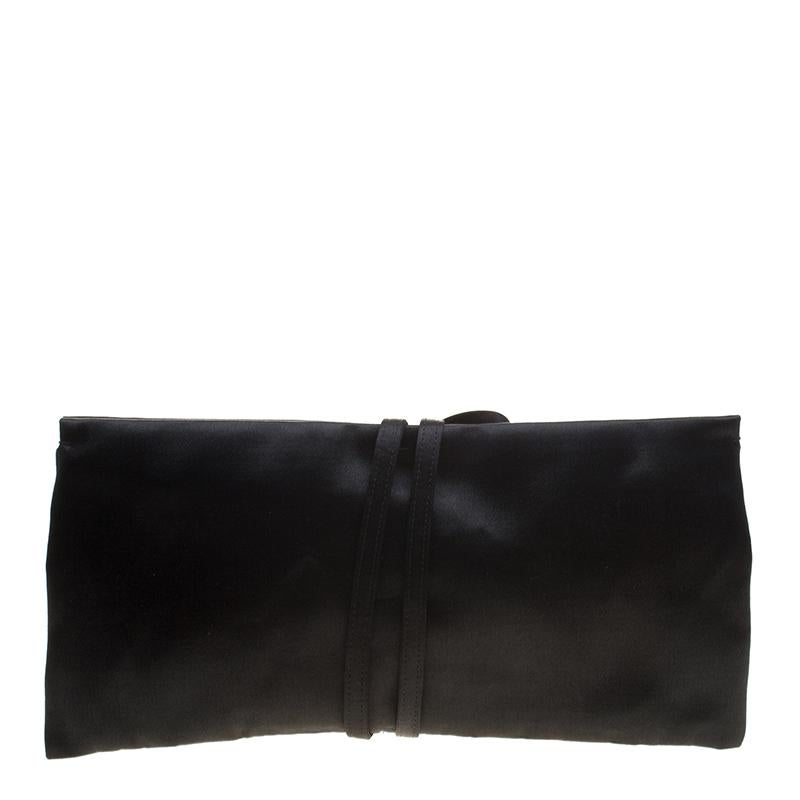 This clutch from Saint Laurent is well-crafted and overflowing with style. From the way it has been crafted to the way it has been designed, this satin clutch makes a fashion statement with every detail. It carries a well-sized interior and straps