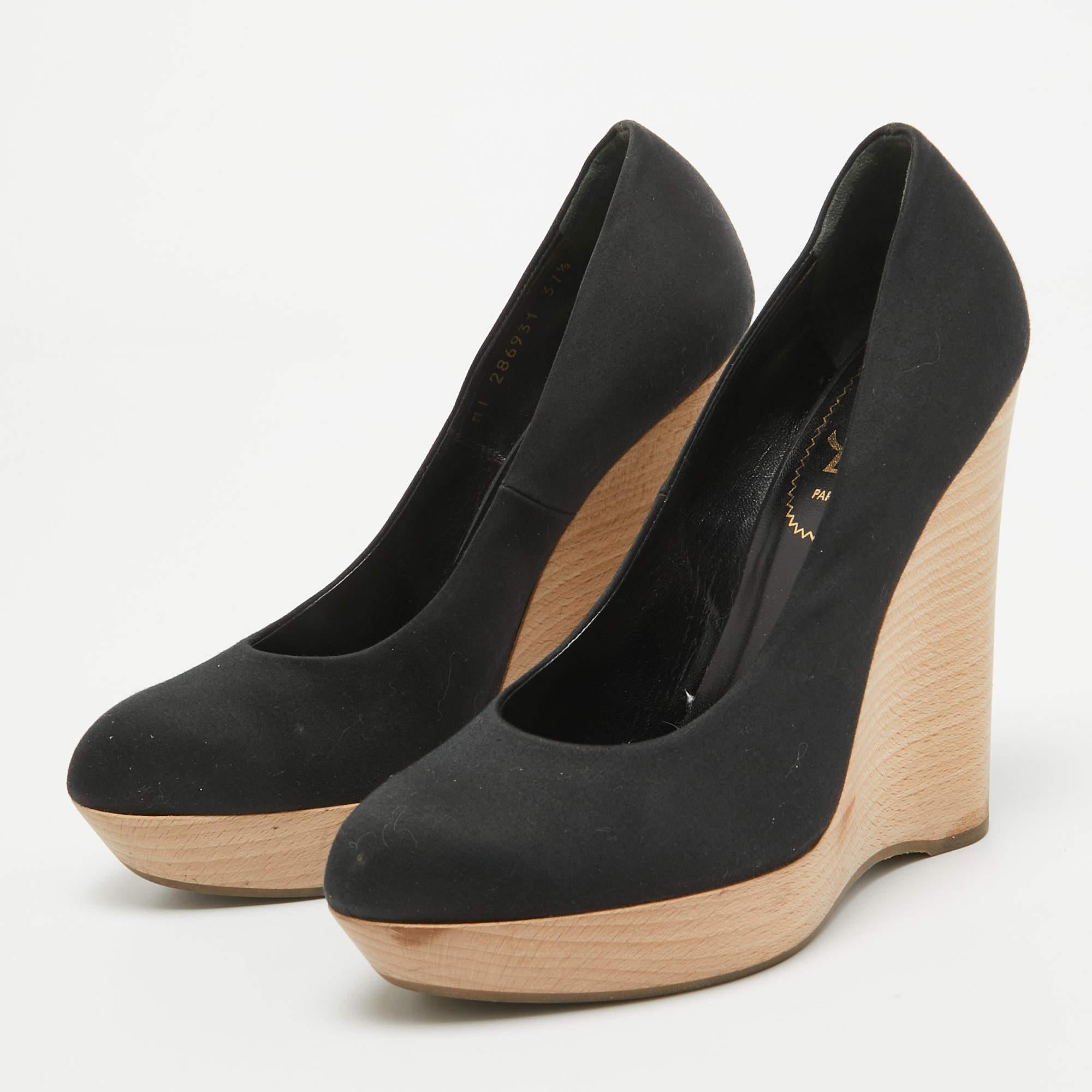 Exhibe un estilo elegante con este par de zapatos de salón. Estos elegantes zapatos están fabricados con materiales de calidad. Llevan suelas duraderas y tacones elegantes.