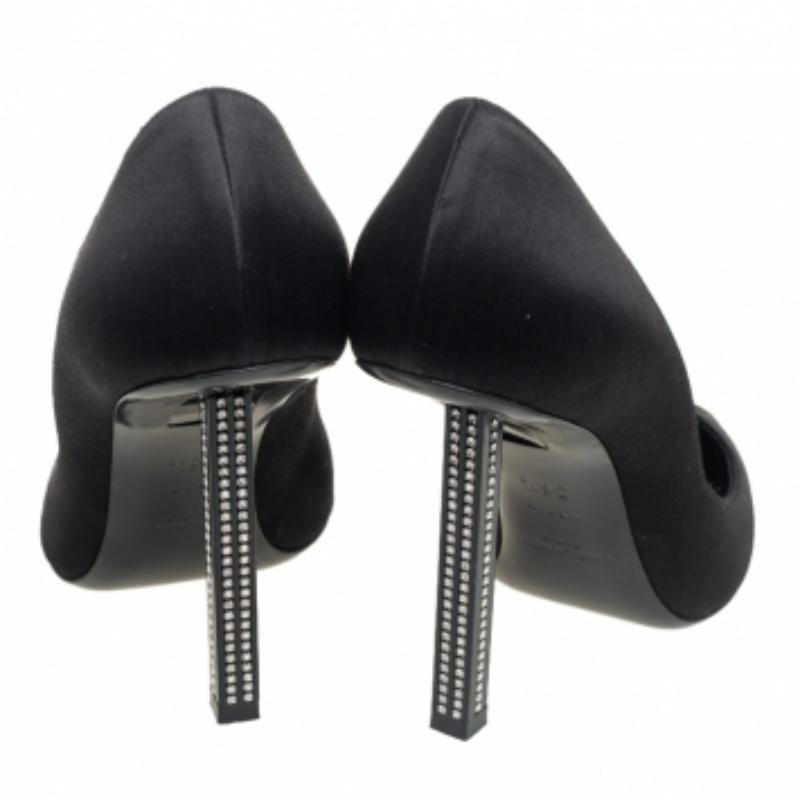 Saint Laurent - Escarpins à tour de satin noir Taille 36.5 en vente 2