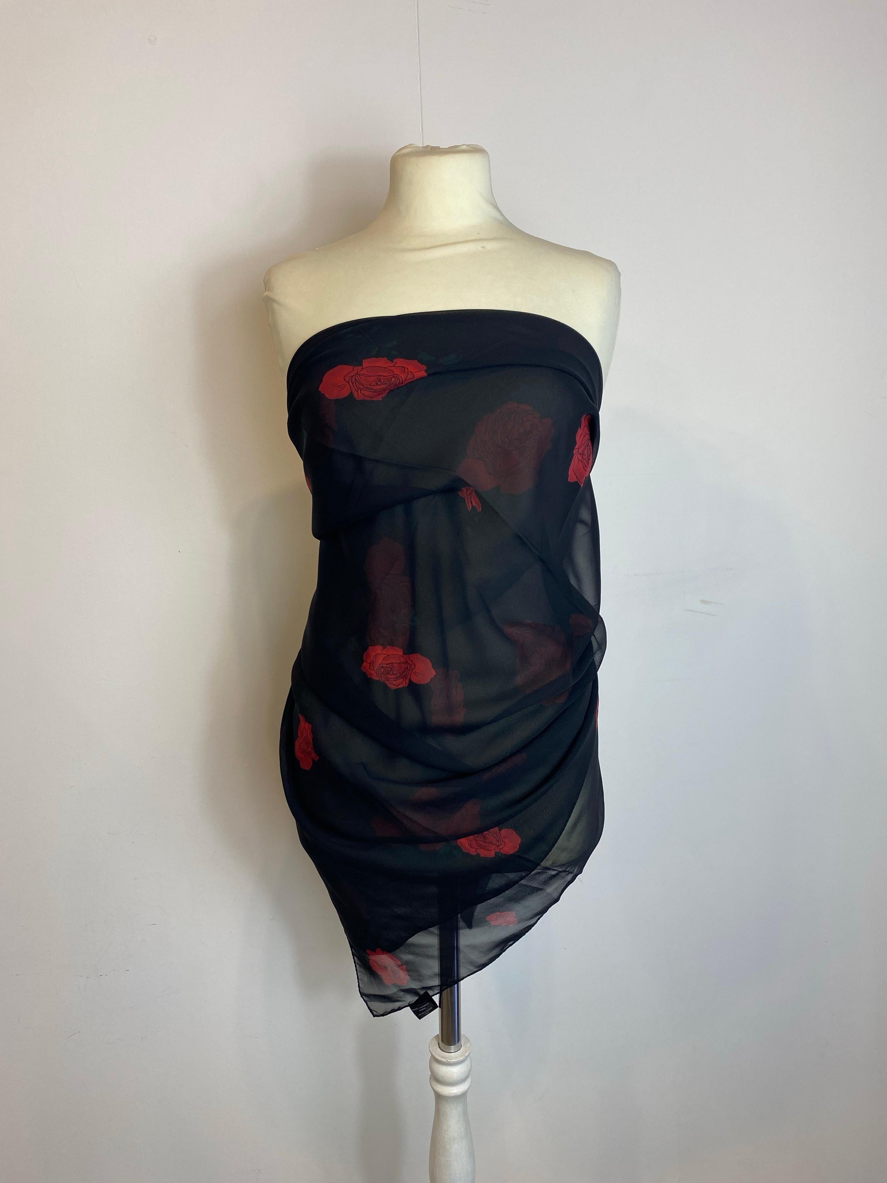 Sciarpa nera con rose rosse di Saint Laurent
130cm x 125cm
100% seta
Ottime condizioni