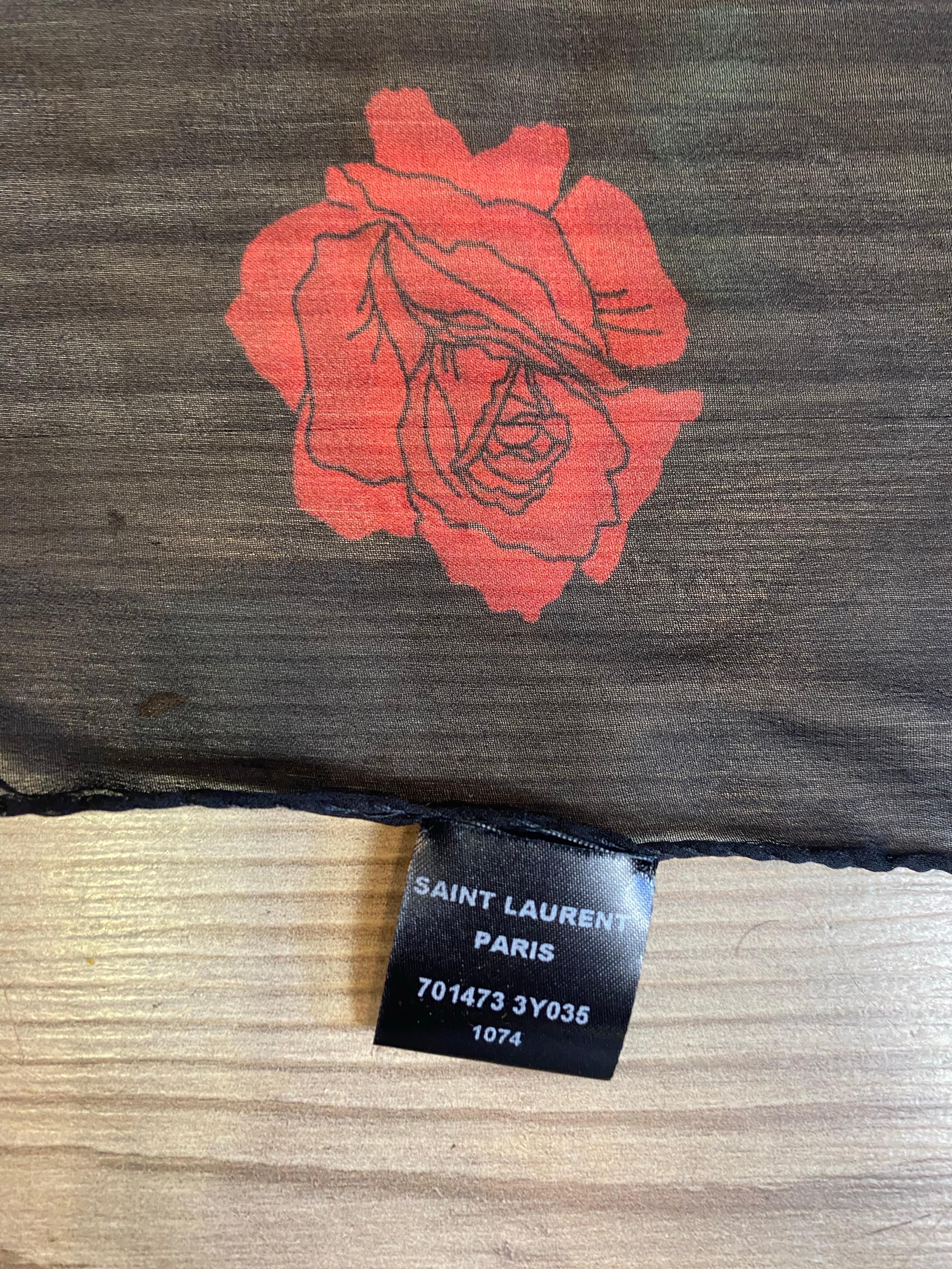 Nero Sciarpa nera con rose rosse di Saint Laurent in vendita
