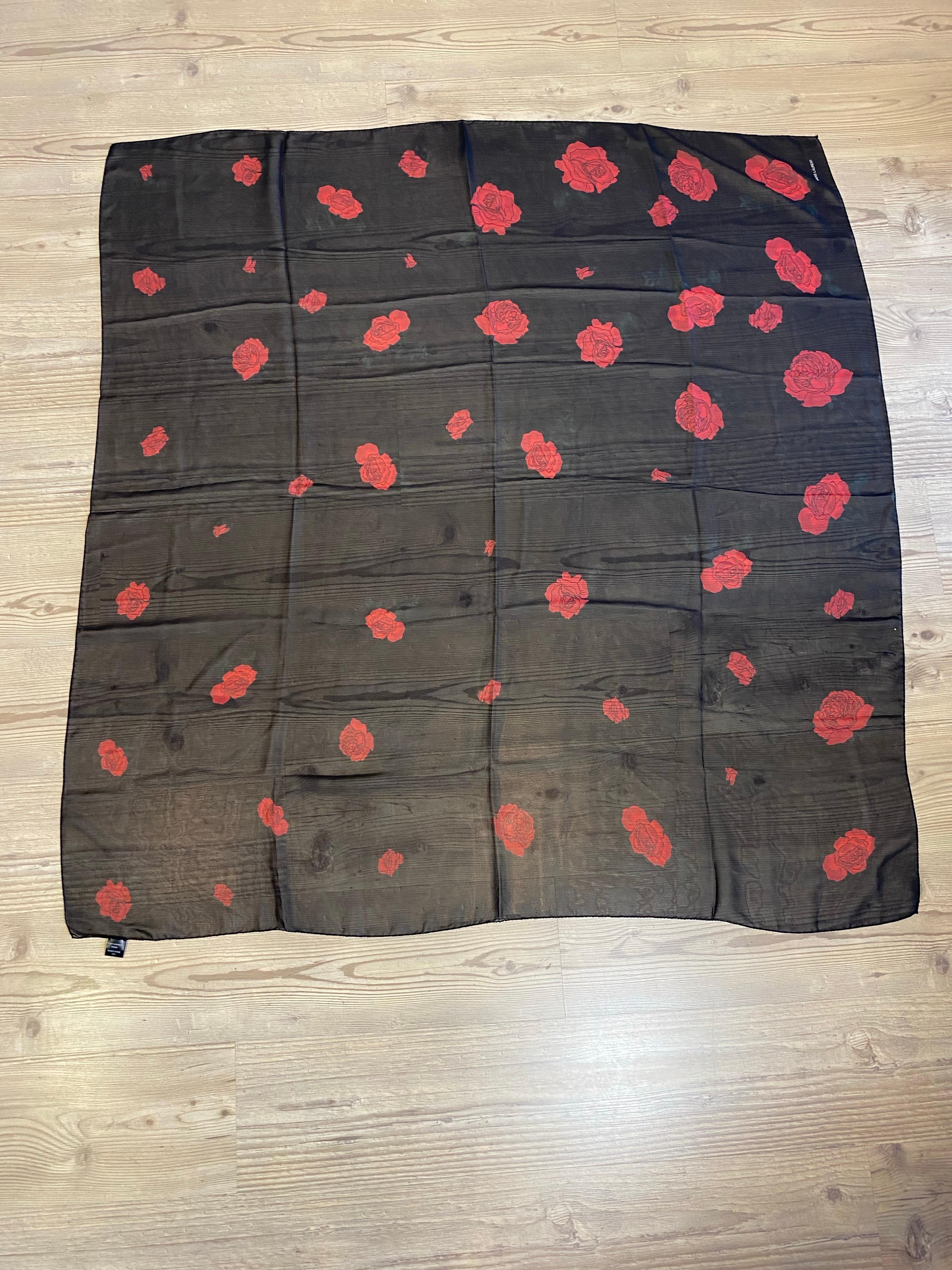 Sciarpa nera con rose rosse di Saint Laurent In condizioni Nuovo in vendita a Carnate, IT