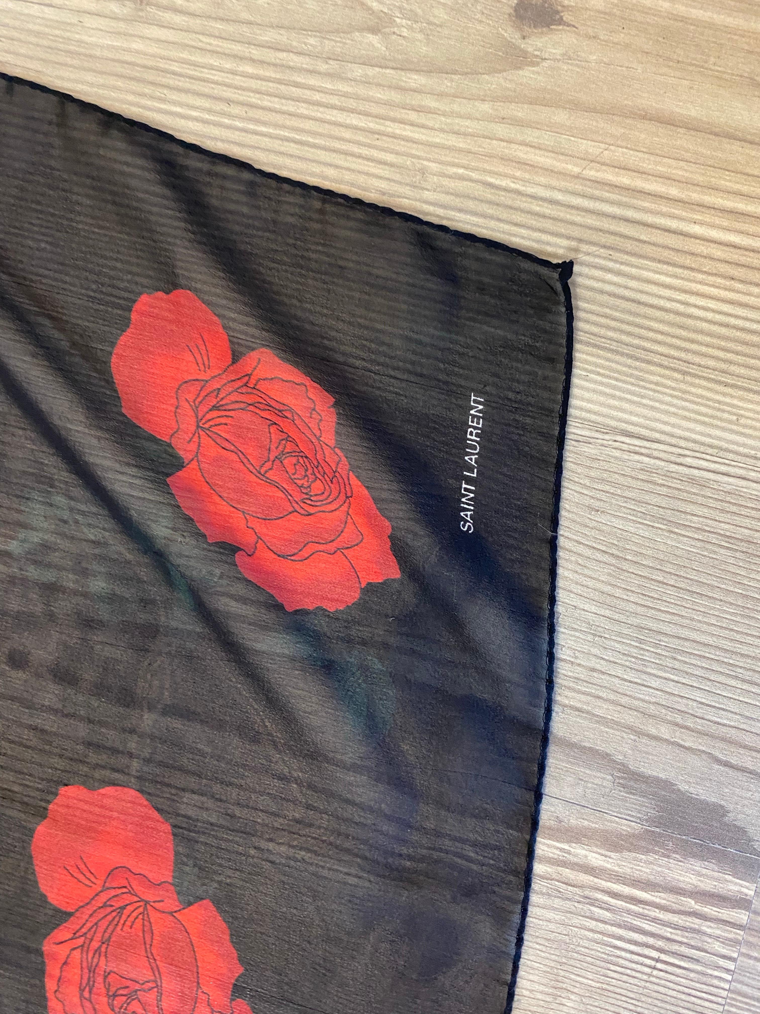 da uomo o donna Sciarpa nera con rose rosse di Saint Laurent in vendita