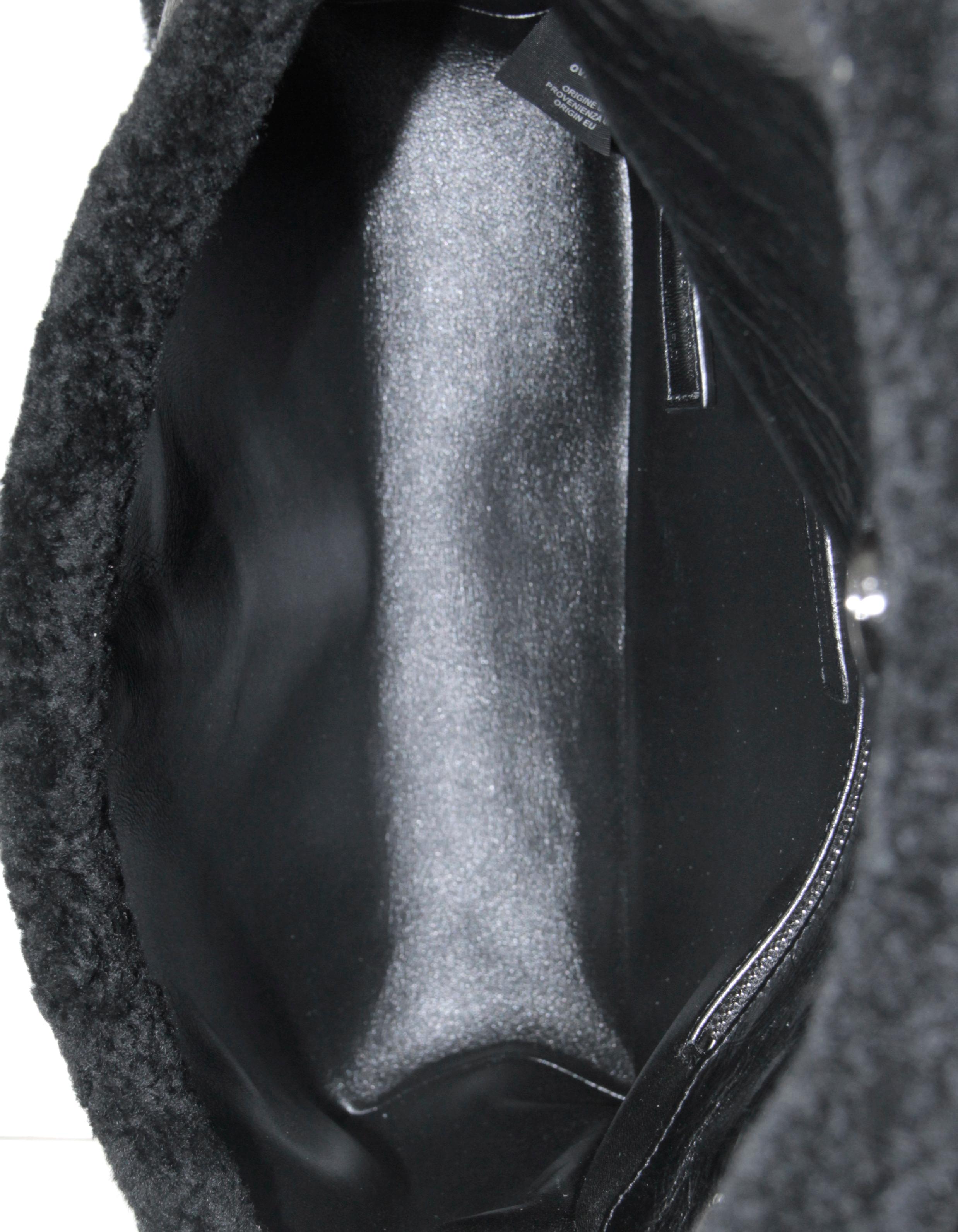Saint Laurent Black Shearling Trim Calfskin Medium Niki Chain Shoulder Bag In New Condition In New York, NY