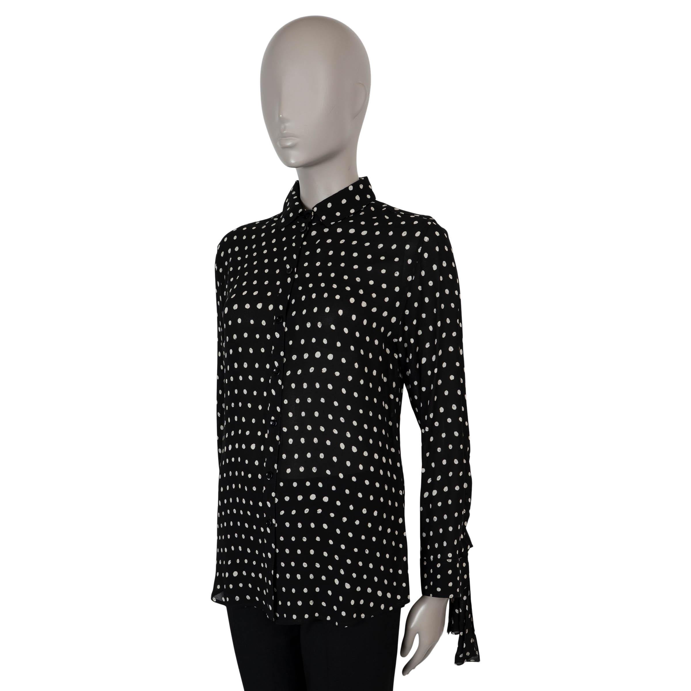 Cette chemise Saint Laurent 100 % authentique est réalisée en viscose crêpe noire semi-transparente (100 %) à motifs de pois blancs impeccables. Il présente une silhouette fluide et décontractée avec un col chemise classique et des manches longues