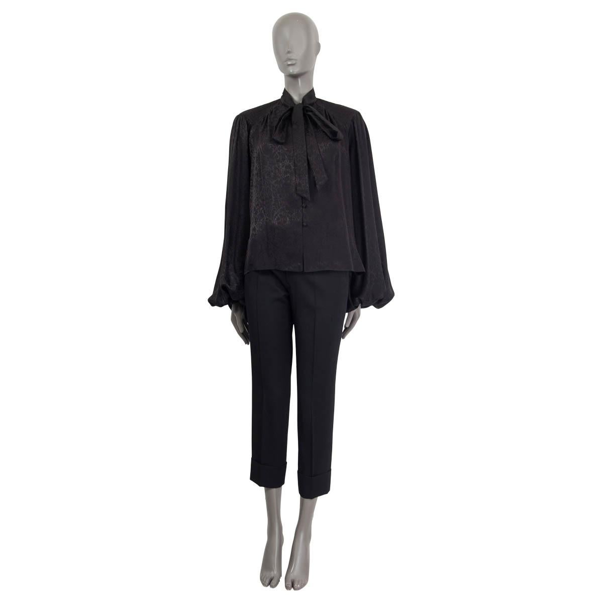 100% authentic Saint Laurent long sleeve pussy bow blouse in black silk (100%). Fall/winter 2018. Embellished with quilted parts on the shoulders, wide sleeves and buttoned cuffs. Opens with eight black buttons. Lined in silk (100%). Has been worn