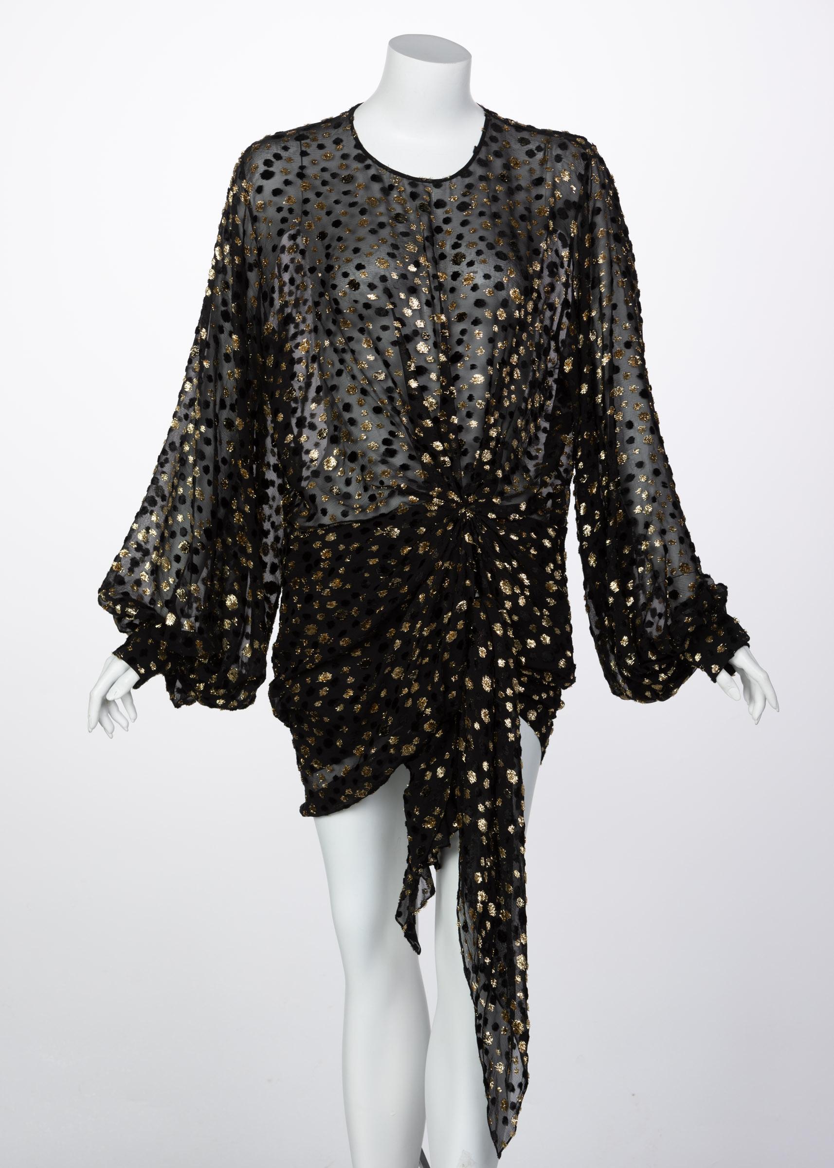 Die Frühjahrskollektion 2017 von YSL ist eine unerwartete Interpretation einer Frühlingskollektion. Sie zeigt verschiedene Formen von Schwarz und ist eine Hommage an Saint Laurents kreativen Einsatz von Form und Textur in einem eleganten und doch