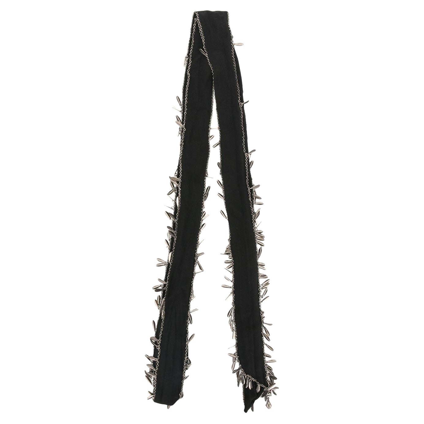 Saint Laurent Lavalliere-Schal aus schwarzer Seide mit silberfarbenem Charm-Detail im Angebot