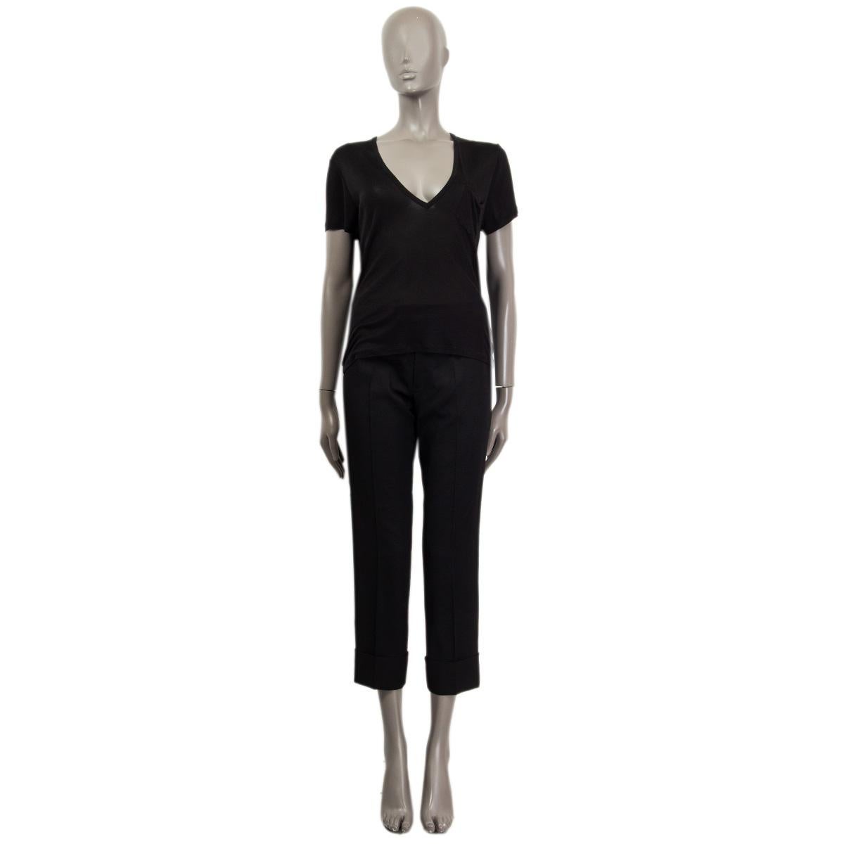 100% autentica camicia Saint Laurent classic western in lyocell nero (100%). Rifinito con un orlo asimmetrico e chiusura con bottoni a pressione sul davanti. Tasche con patta abbottonata sul petto e polsini a quattro bottoni. Smalto nero e finiture