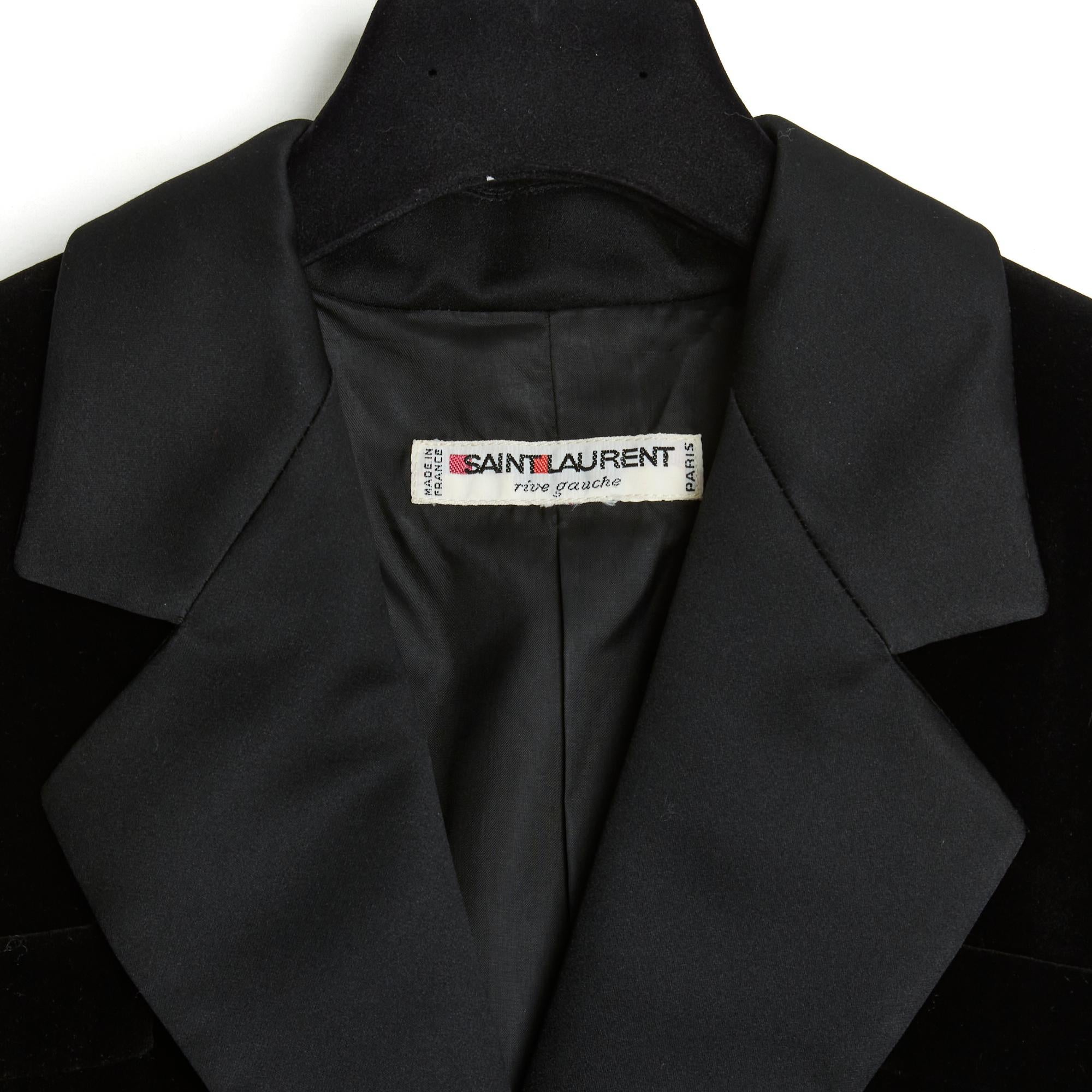 Women's or Men's Saint Laurent Black silk velvet smoking FR38 circa 1980 For Sale
