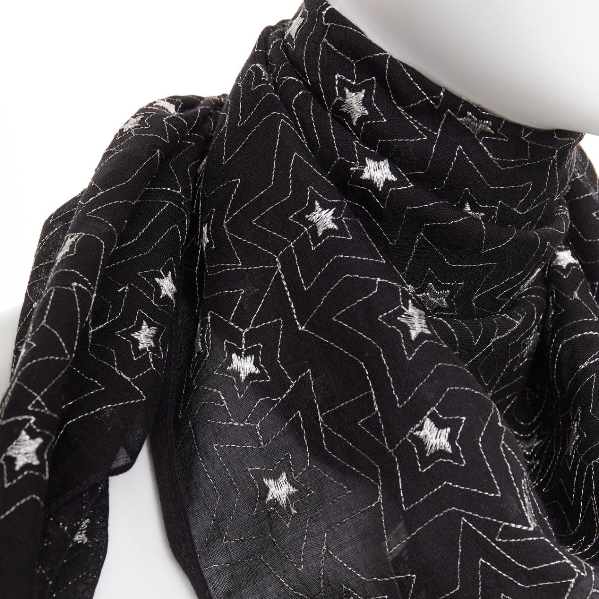 SAINT LAURENT sciarpa quadrata leggera con ricamo a stella in argento nero
Riferimento: AAWC/A01554
Marchio: Saint Laurent
Materiale: Sembra cotone
Colore: Nero, Silver
Modello: Stella
Dettagli extra: Ricami a stella in