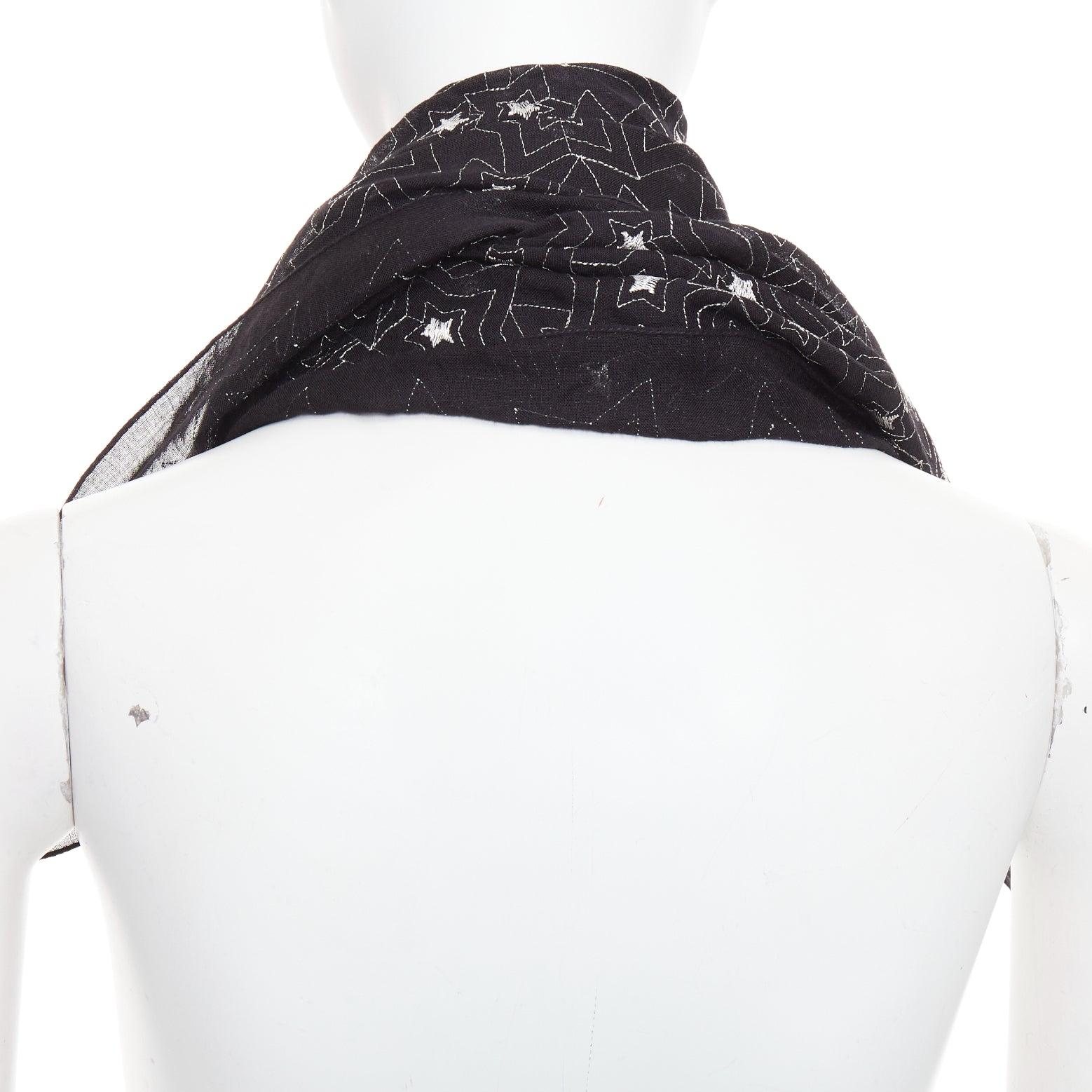 SAINT LAURENT sciarpa quadrata leggera con ricamo a stella in argento nero in vendita 1