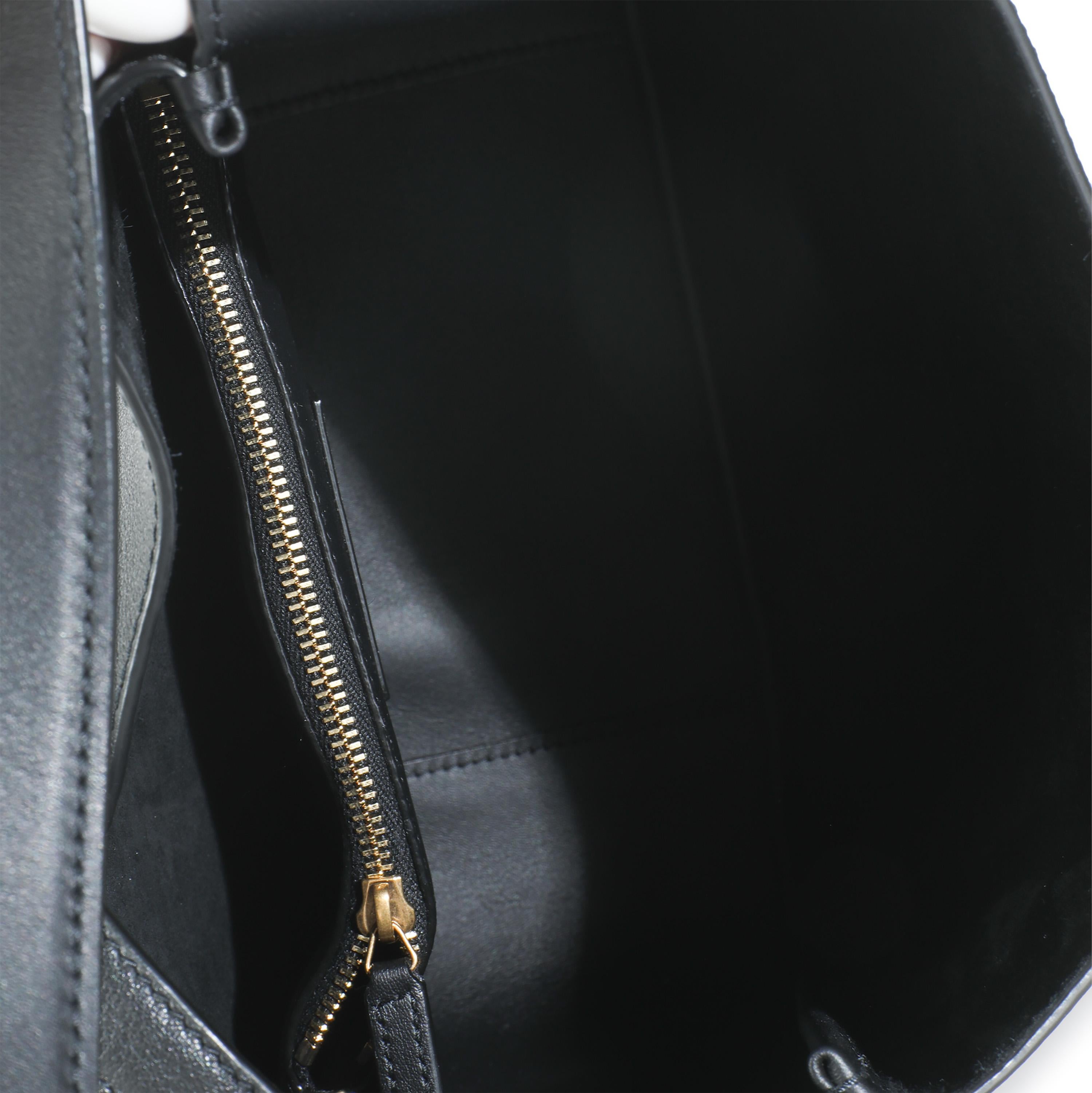 Saint Laurent Schwarzes glattes Kalbsleder Kleine Le 5 A 7 Soft Hobo im Angebot 1