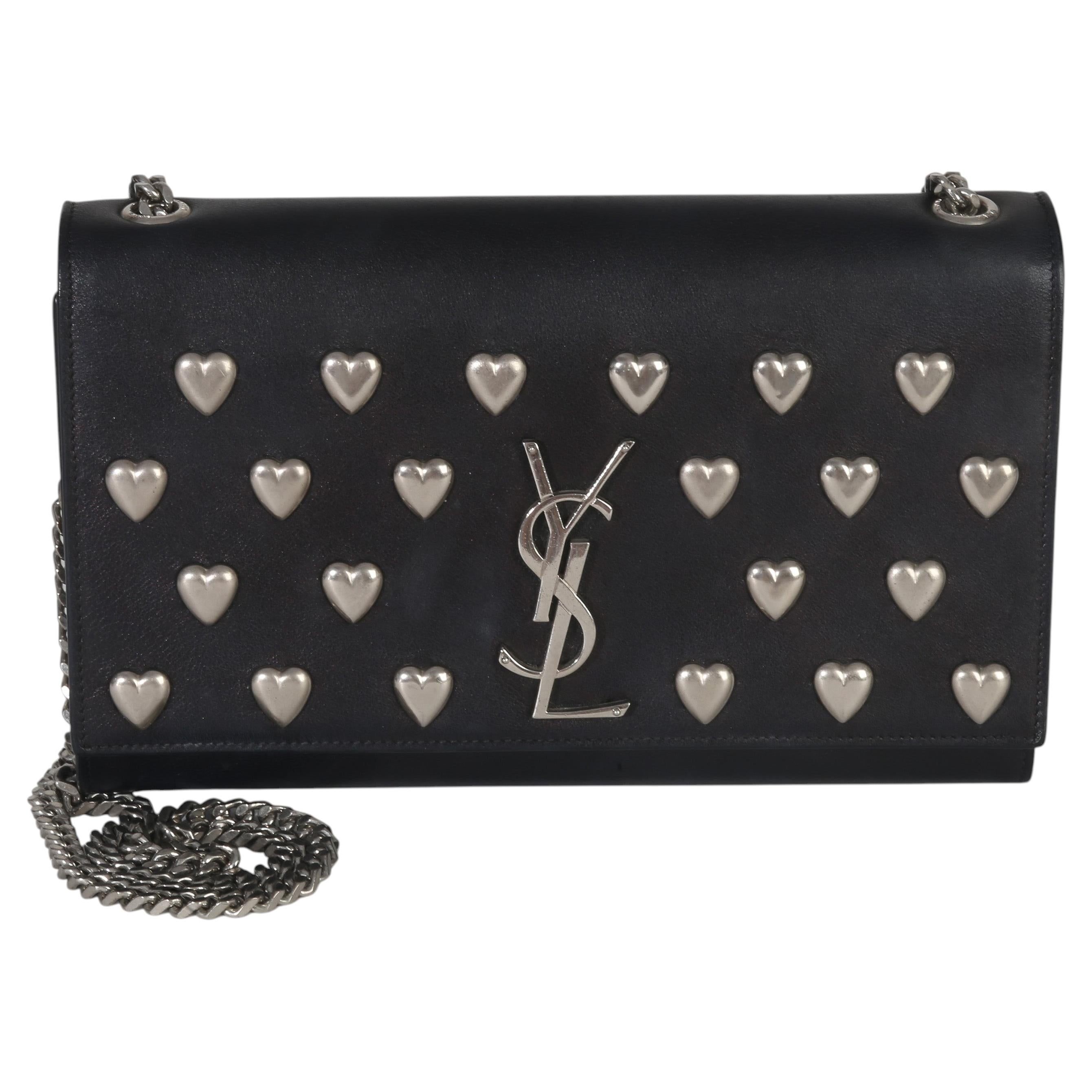 Saint Laurent Borsa a catena media Kate con cuore borchiato in pelle di vitello liscia nera