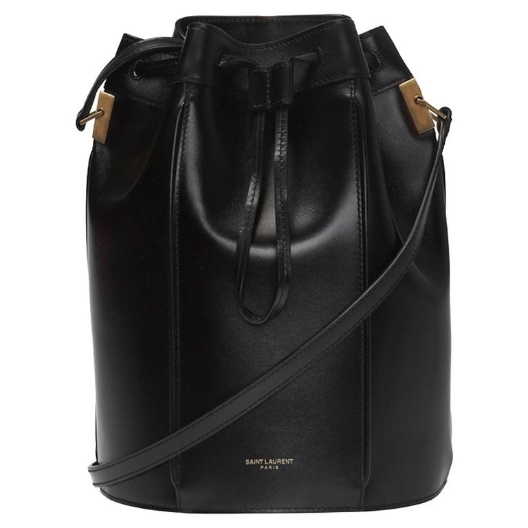 Sac Bucket Smooth Leather Shoulder Bag In Black