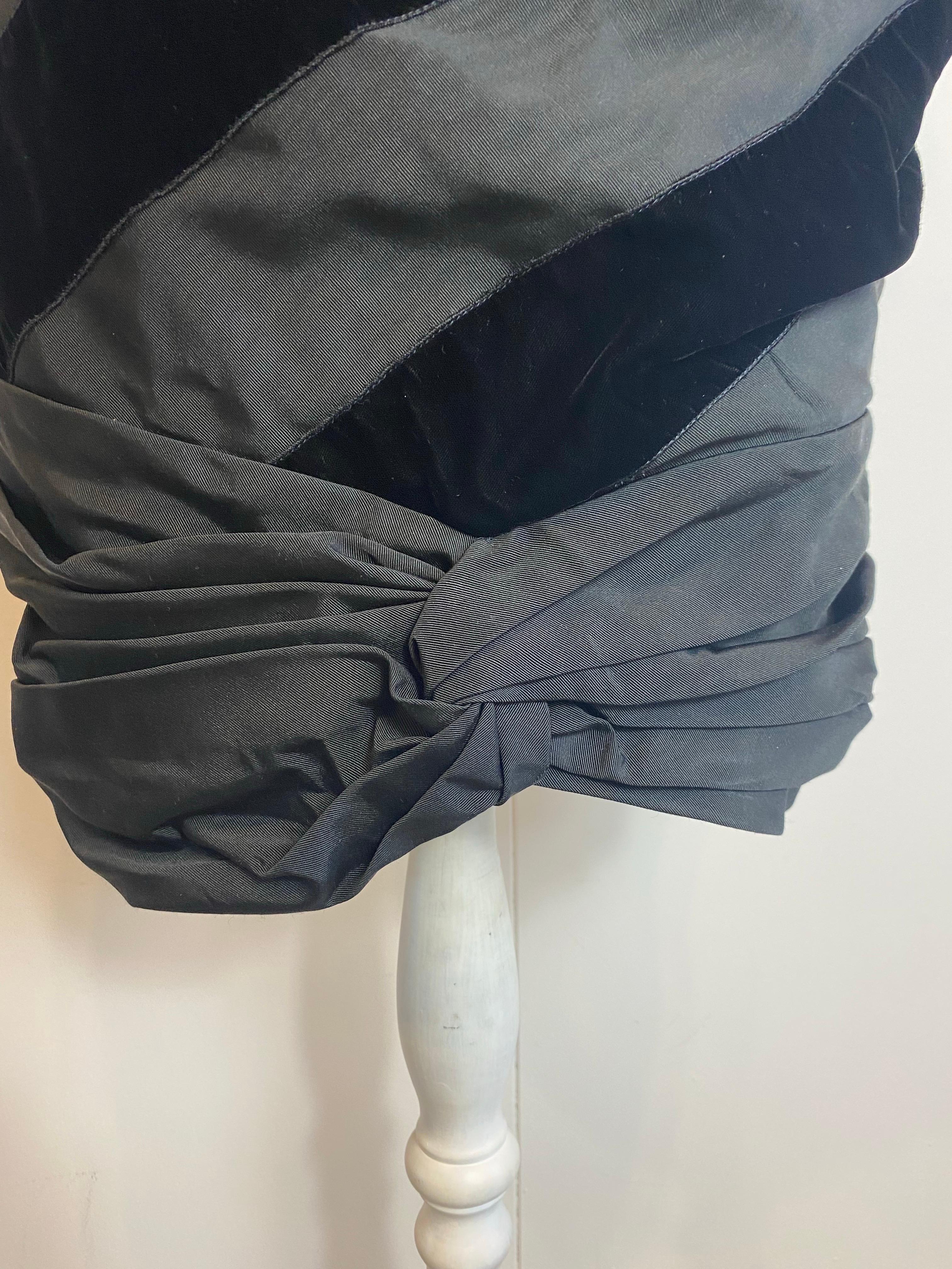 Robe à rayures noires Saint Laurent.
Convient à un IT 38-40.
Première couche de tissu 53% acétate, 47% laine.
Deuxième couche de tissu 65% viscose, 35% cupro.
Doublure 100% soie.
Longueur 80 cm.
Taille 40 cm.
Excellent état.