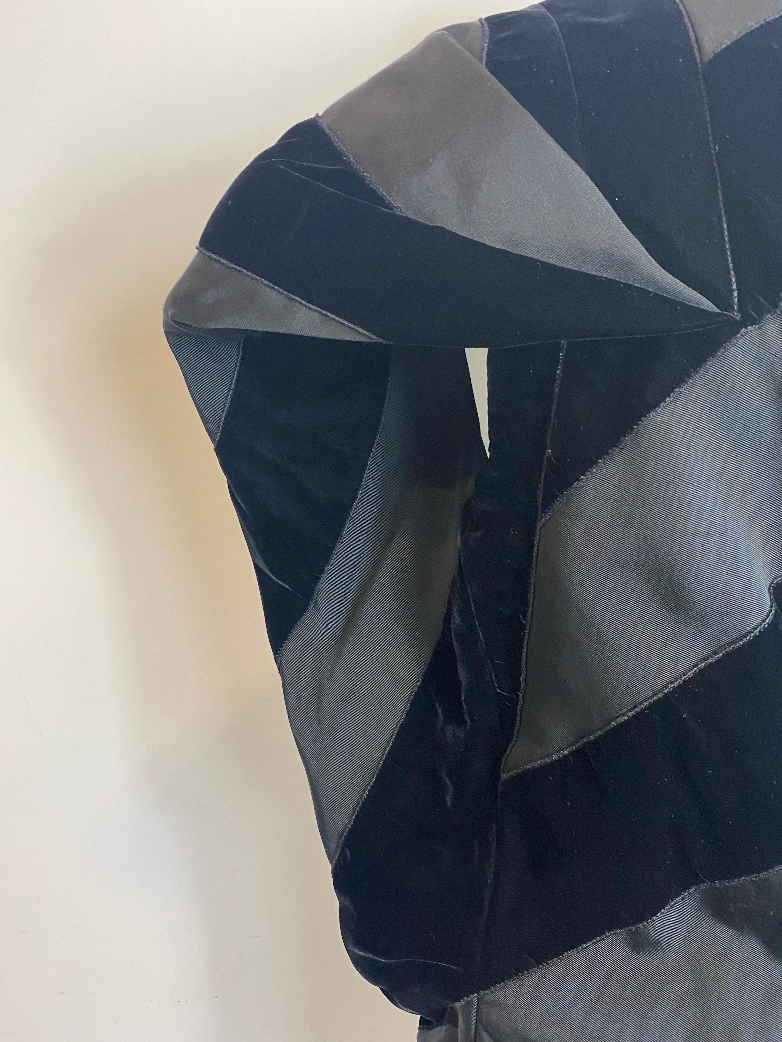 Robe à rayures noires Saint Laurent. en vente 2