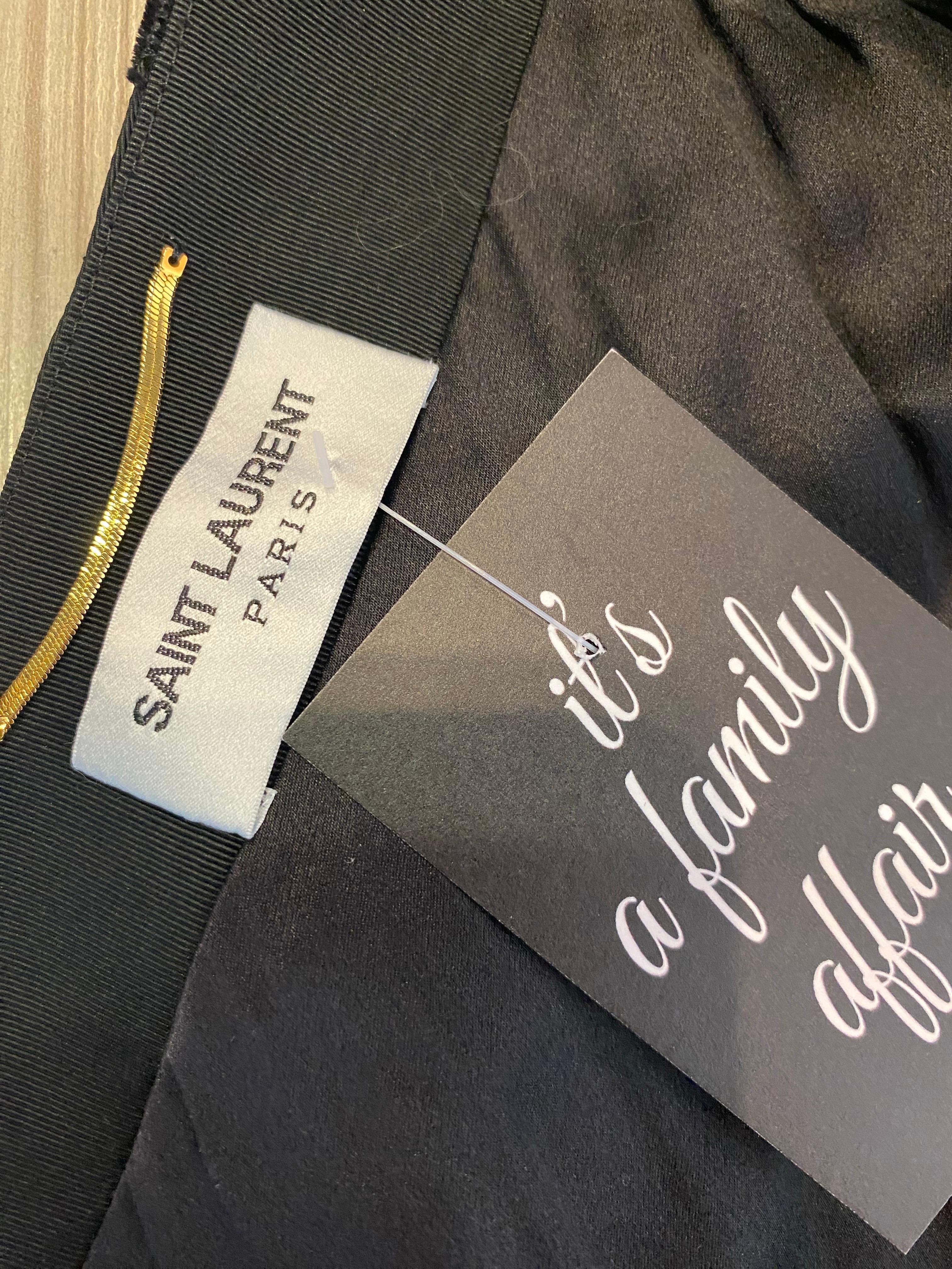 Robe à rayures noires Saint Laurent. en vente 3
