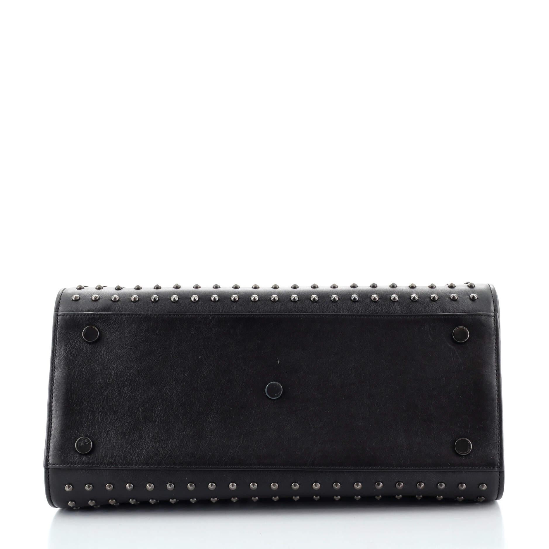 Saint Laurent Schwarze Sac de Jour Kleine Tasche aus Leder mit Nieten im Zustand „Gut“ im Angebot in Irvine, CA