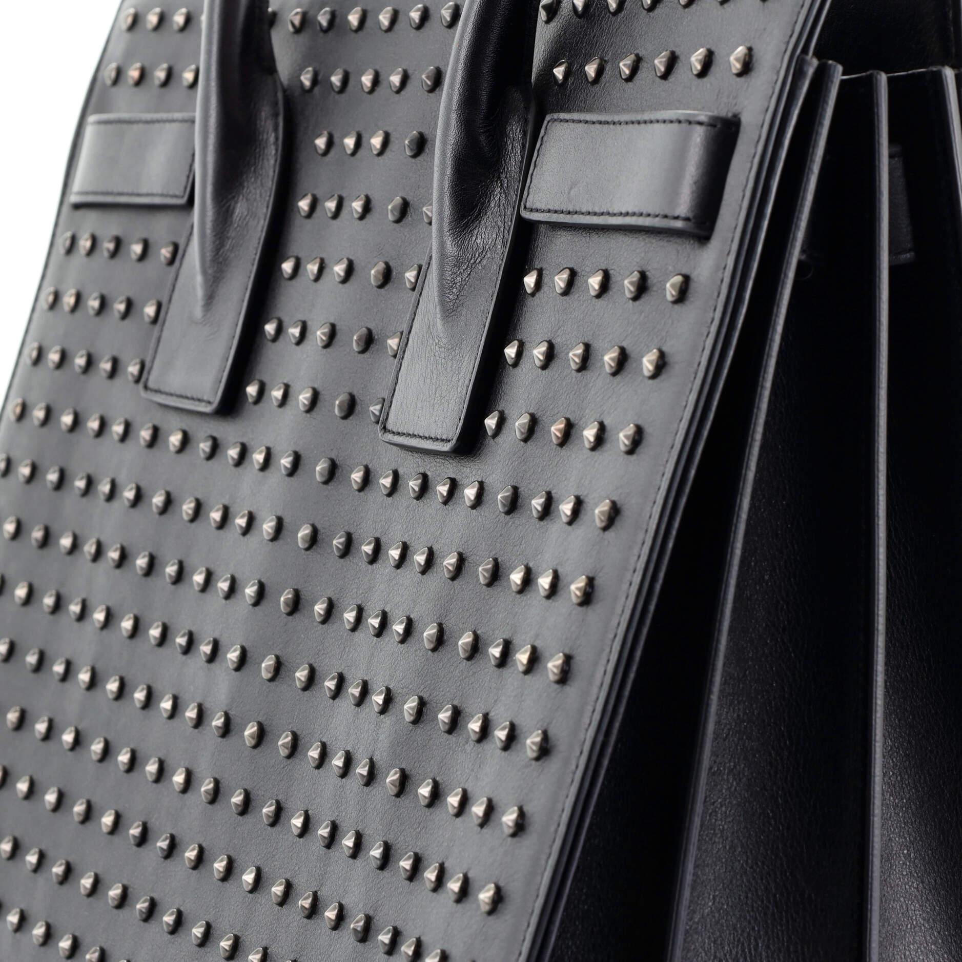 Saint Laurent Schwarze Sac de Jour Kleine Tasche aus Leder mit Nieten Damen im Angebot