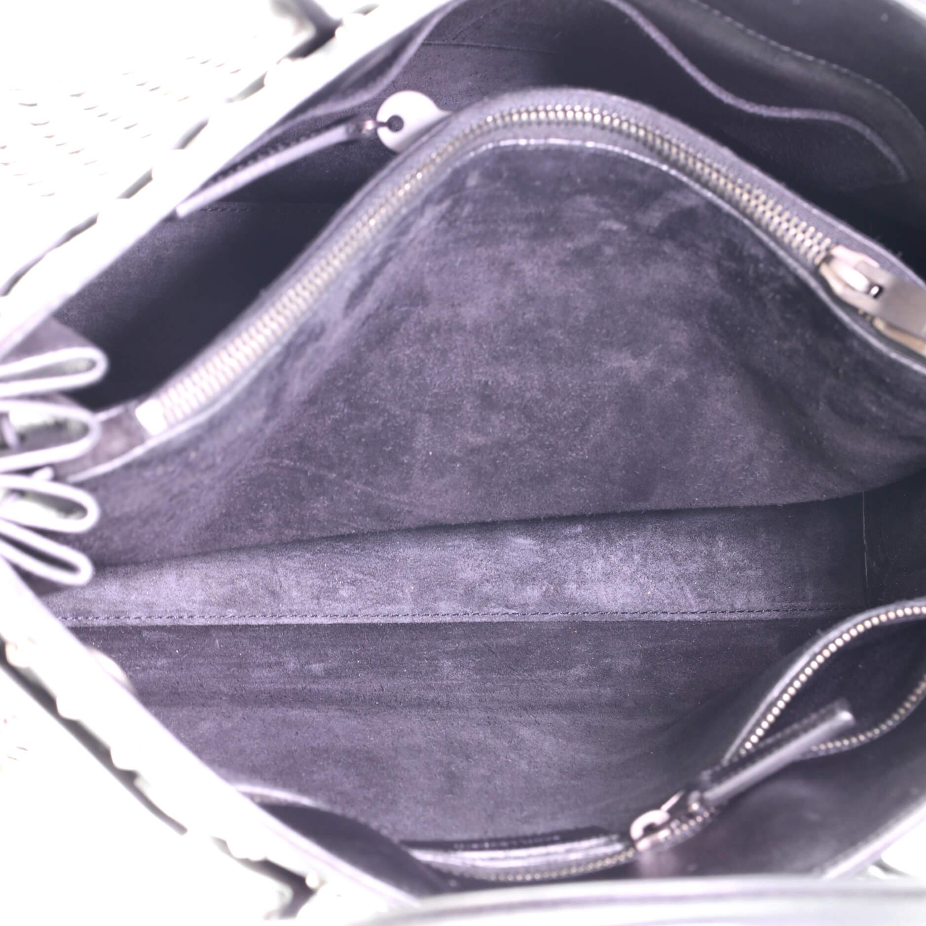 Saint Laurent Schwarze Sac de Jour Kleine Tasche aus Leder mit Nieten im Angebot 3