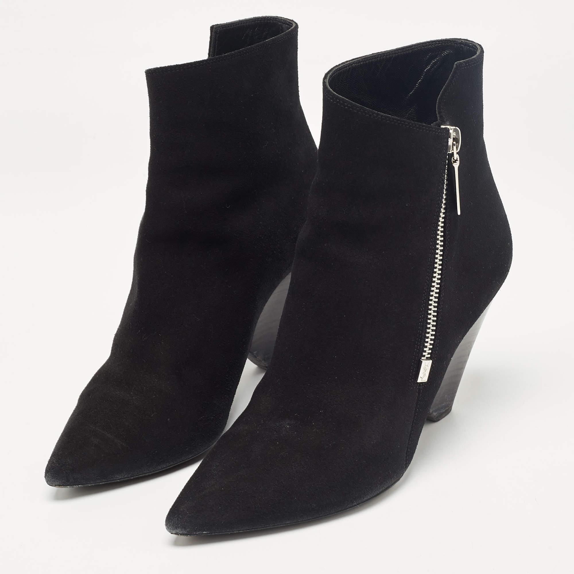 Profitez des journées les plus branchées avec ces élégantes bottes Saint Laurent. D'une conception et d'une fabrication modernes, ils sont conçus pour vous offrir confort et élégance.