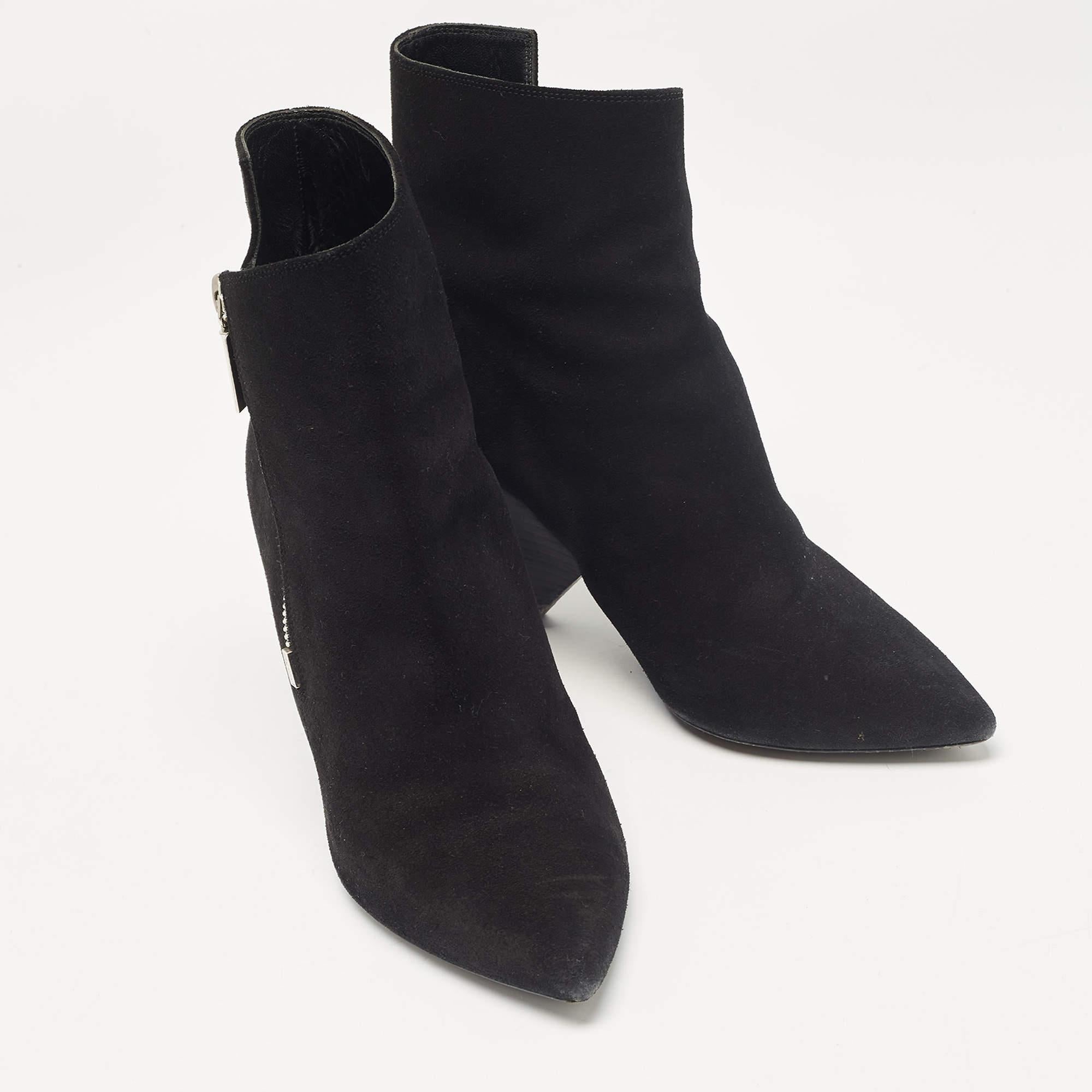 Saint Laurent - Bottines en daim noir - Taille 37 État moyen - En vente à Dubai, Al Qouz 2