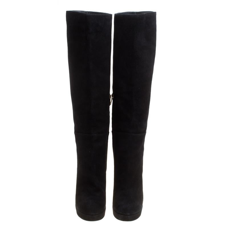 This lovely pair of Saint Laurent boots has a stylish silhouette and simple design. The knee-high boots have been crafted from black suede and will look lovely with a short leather skirt and high-neck sweater. Complete with almond toes, platforms
