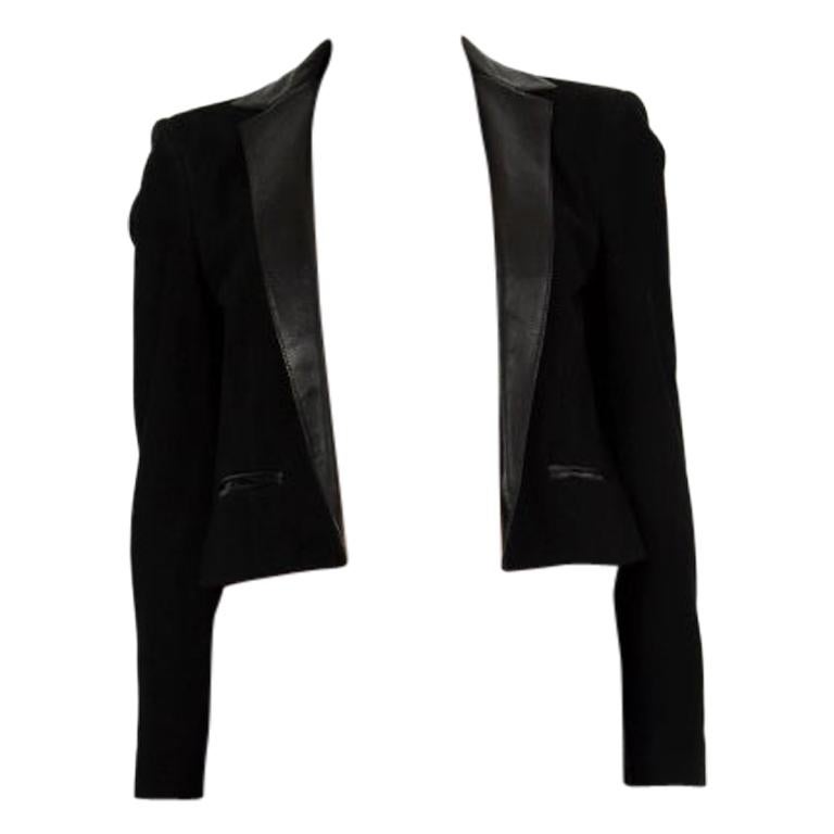 Saint Laurent cropped blazer in black goatskin with a notch collar. Has two small slip pockets on the front and decorative buttons at the cuffs. Lined in silk (100%). Has been worn and is in excellent condition. 

Tag Size 40
Size M
Shoulder Width