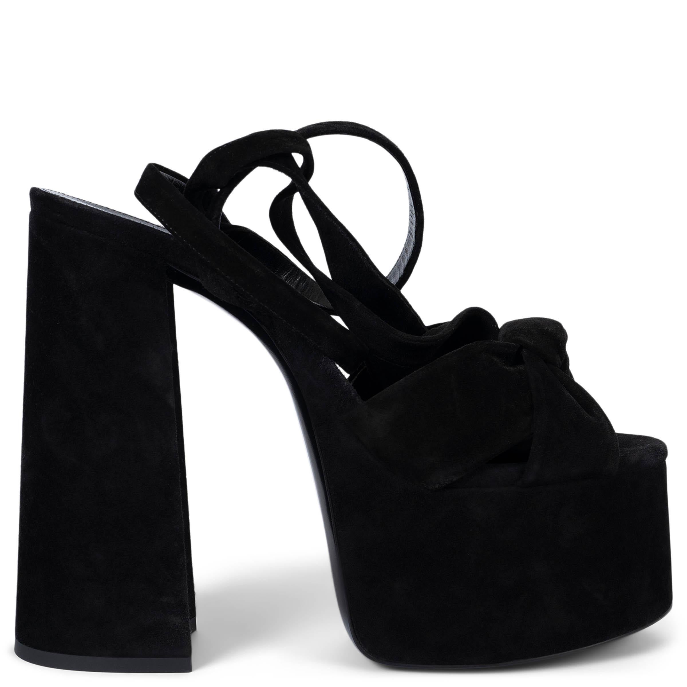 100% authentische Saint Laurent Paige 145 Sandalen aus schwarzem Wildleder. Mit klobigem Plateau und Blockabsatz. Um den Knöchel binden. Brandneu. Kommt mit Staubbeutel.

Messungen
Aufgedruckte Größe	39
Schuhgröße	39
Innensohle	25.5cm