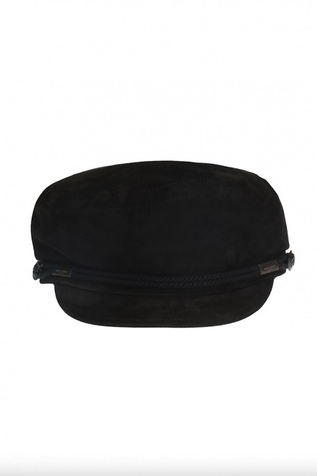 Cappello Saint Laurent in pelle scamosciata nera con cappuccio da marinaio

Con un'eredità costruita sull'edonismo di lusso, la casa di moda parigina Saint Laurent emana lo spirito sedizioso dei tempi attraverso silhouette sartoriali classiche e