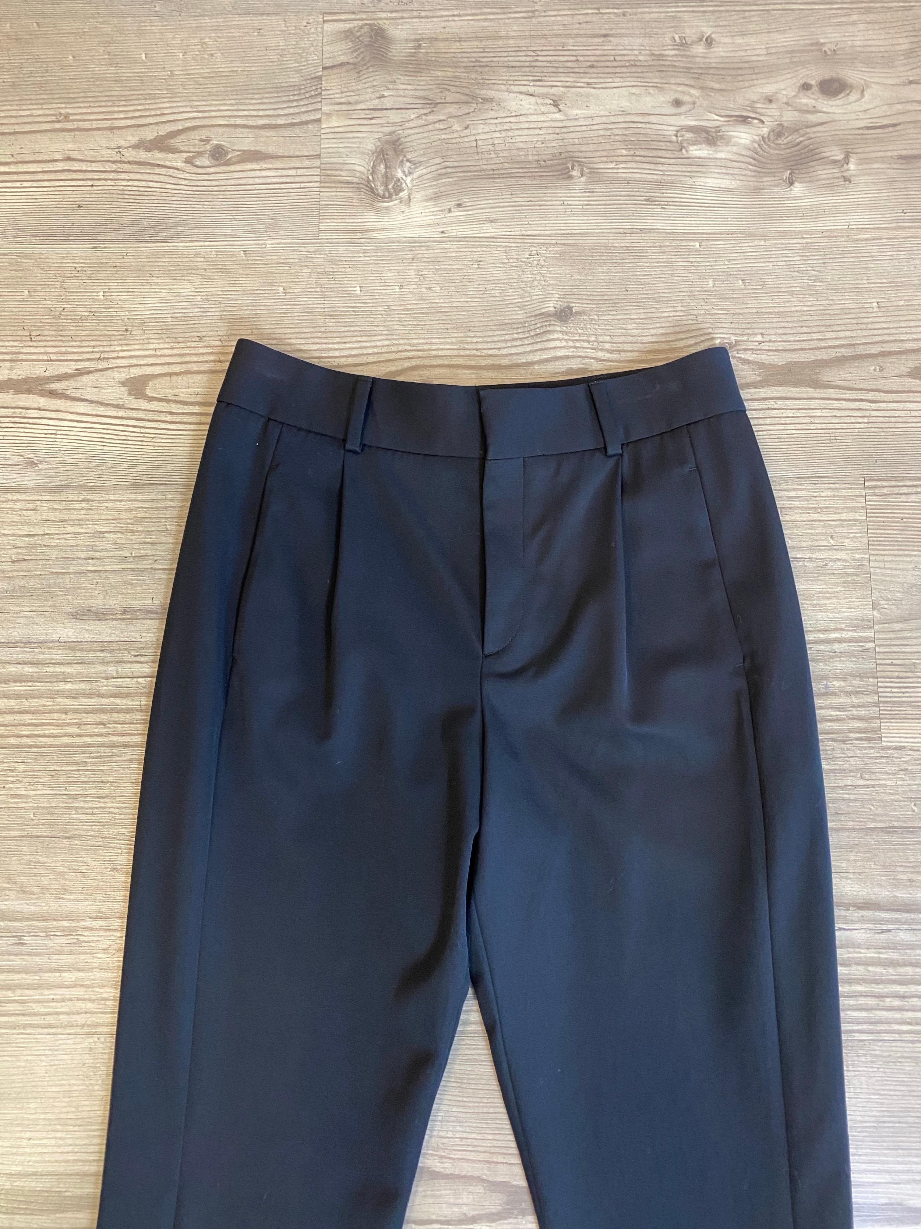 Pantalon Saint Laurent.
Laine, doublure en coton.
Label de taille manquant.
Convient à un M international.
Taille 38 cm
Longueur 115 cm
La jambe du pantalon est très longue.
Bon état général. Il présente quelques signes d'utilisation et des fils